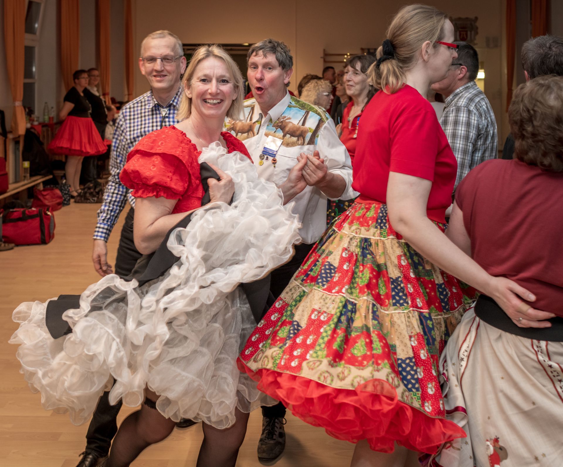 Square Dance, Auerker Teerosen e.V., Tanzclub, Tanzverein, Volkstanz, Aurich, Jugendtanz, Teerosen, Tanzen, Jung und Alt, Tanzfiguren, Caller, Countrydance, Modern Square Dance, Volksmusik, ECTA, EAASDC, Gesellschaftstanz, Figuren, Seniorensport, Norden, Ostfriesland