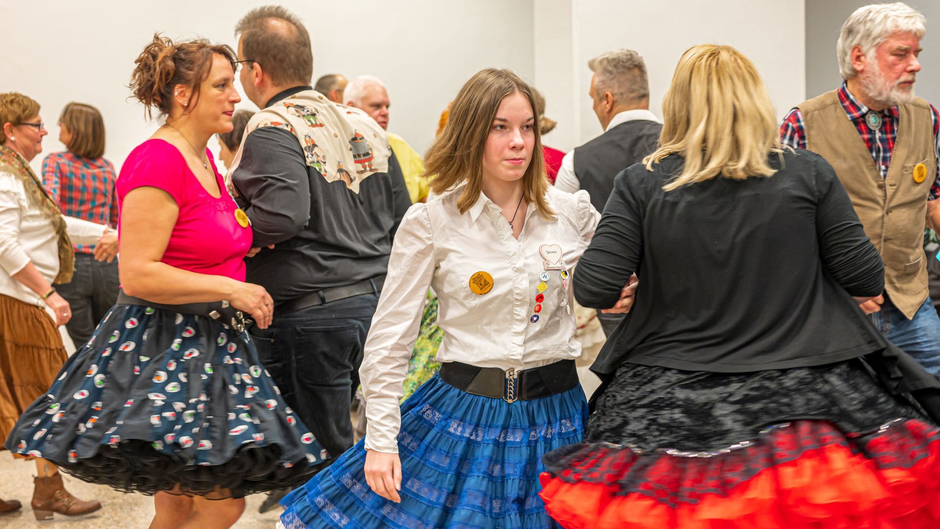 Square Dance, Auerker Teerosen e.V., Tanzclub, Tanzverein, Volkstanz, Aurich, Jugendtanz, Teerosen, Tanzen, Jung und Alt, Tanzfiguren, Caller, Countrydance, Modern Square Dance, Volksmusik, ECTA, EAASDC, Gesellschaftstanz, Figuren, Seniorensport, Norden, Ostfriesland