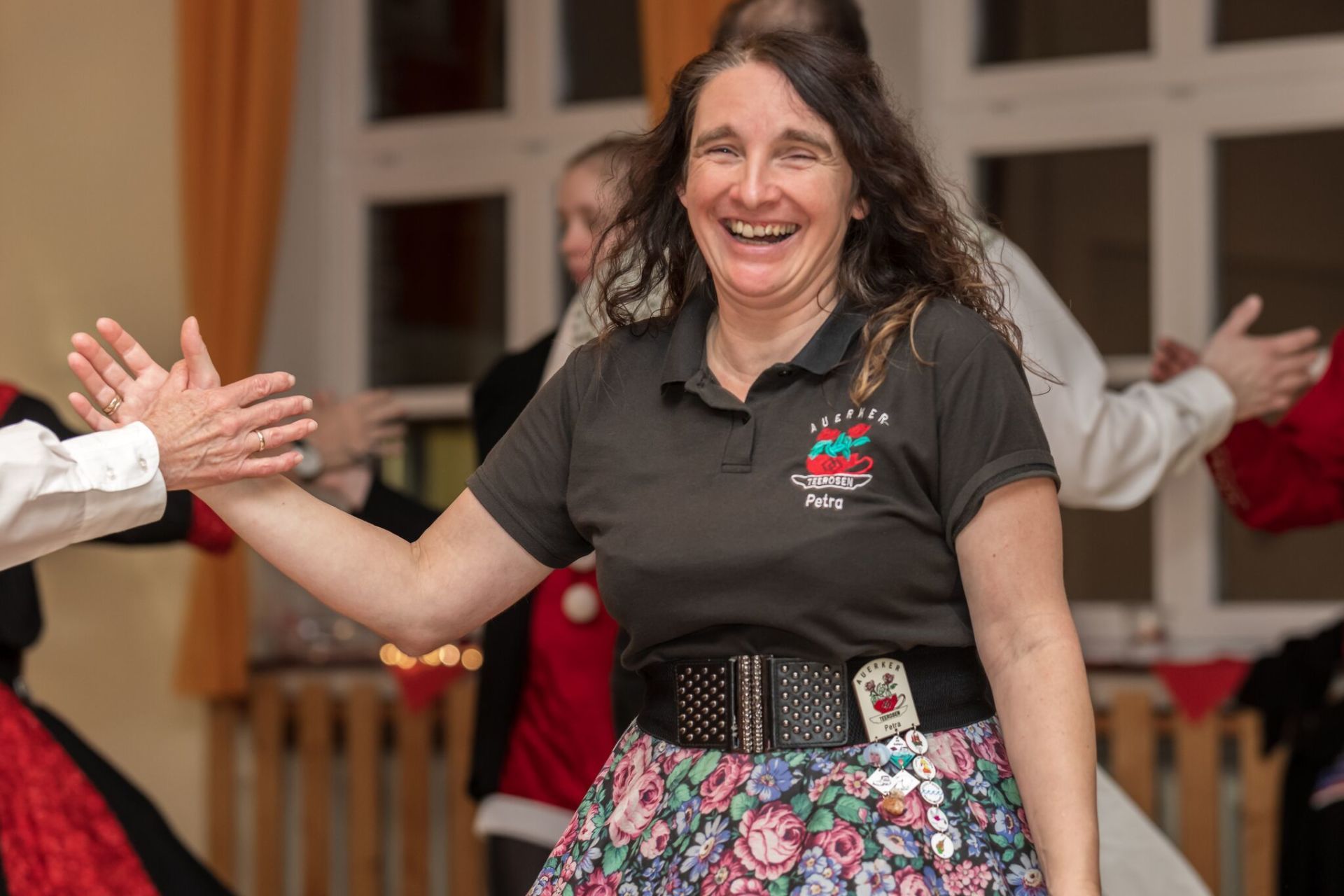 Square Dance, Auerker Teerosen e.V., Tanzclub, Tanzverein, Volkstanz, Aurich, Jugendtanz, Teerosen, Tanzen, Jung und Alt, Tanzfiguren, Caller, Countrydance, Modern Square Dance, Volksmusik, ECTA, EAASDC, Gesellschaftstanz, Figuren, Seniorensport, Norden, Ostfriesland