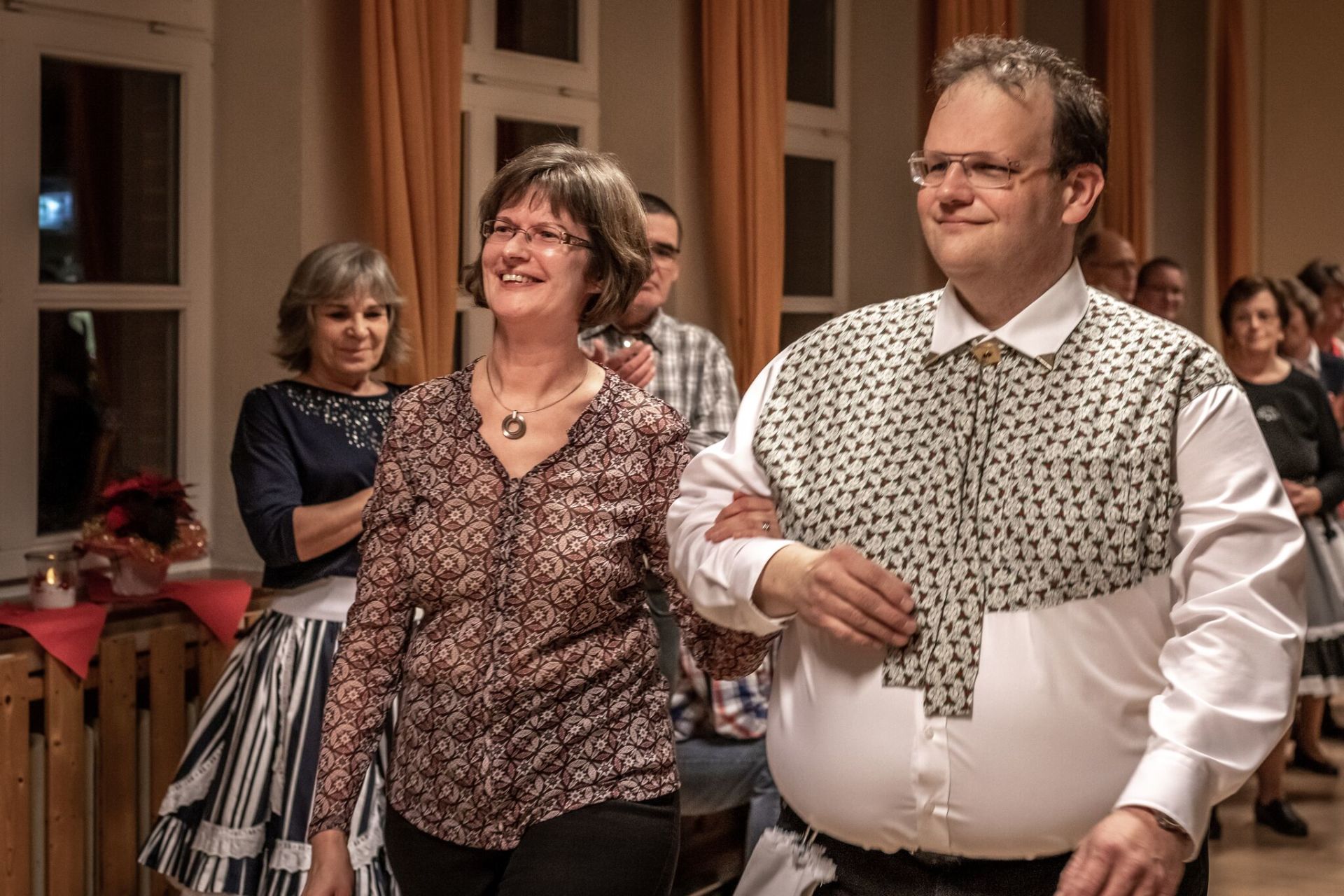 Square Dance, Auerker Teerosen e.V., Tanzclub, Tanzverein, Volkstanz, Aurich, Jugendtanz, Teerosen, Tanzen, Jung und Alt, Tanzfiguren, Caller, Countrydance, Modern Square Dance, Volksmusik, ECTA, EAASDC, Gesellschaftstanz, Figuren, Seniorensport, Norden, Ostfriesland