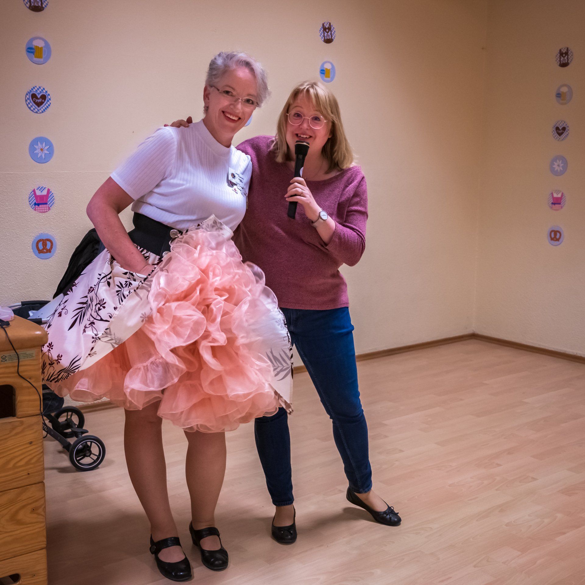 Square Dance, Auerker Teerosen e.V., Tanzclub, Tanzverein, Volkstanz, Aurich, Jugendtanz, Teerosen, Tanzen, Jung und Alt, Tanzfiguren, Caller, Countrydance, Modern Square Dance, Volksmusik, ECTA, EAASDC, Gesellschaftstanz, Figuren, Seniorensport, Norden, Ostfriesland