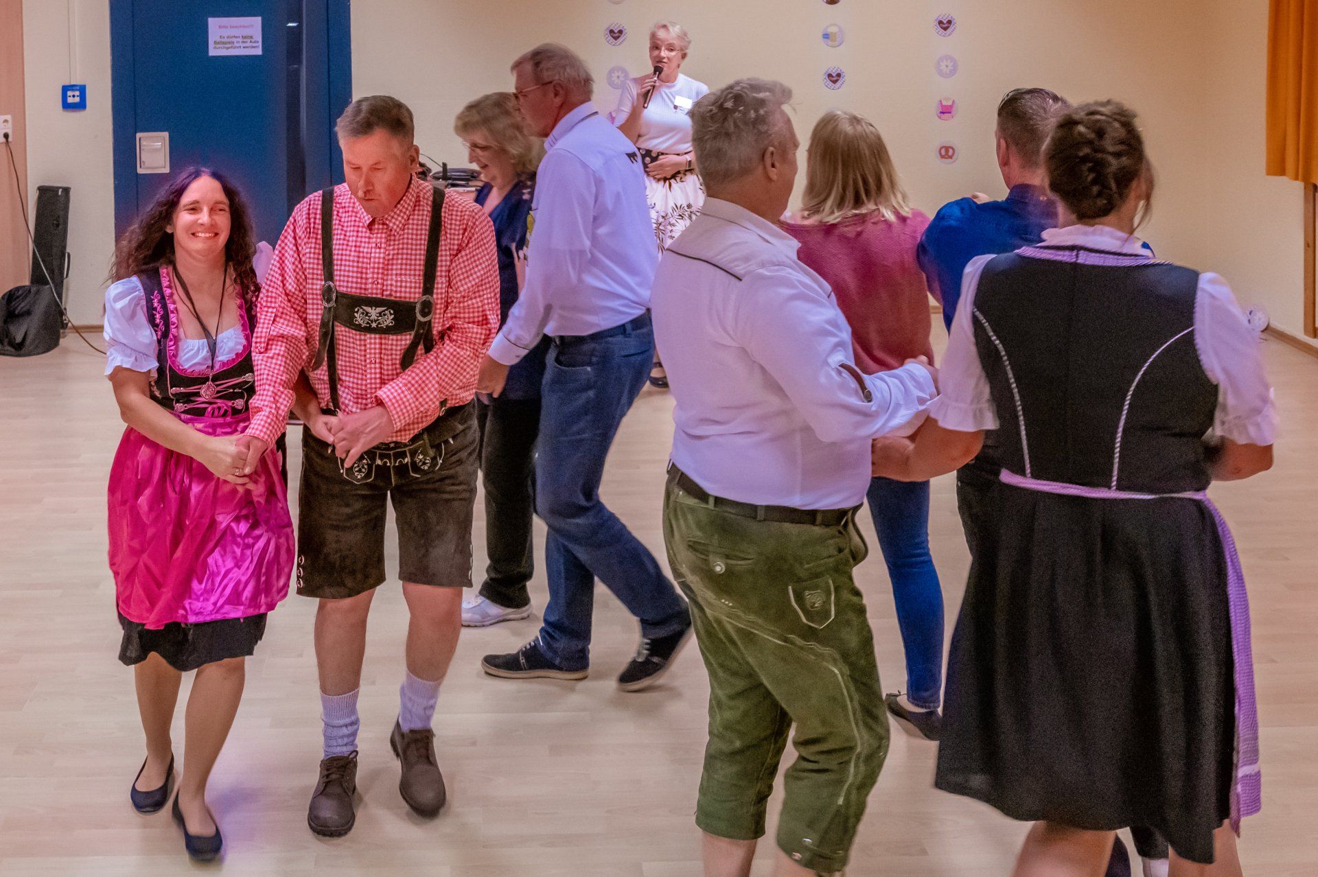 Square Dance, Auerker Teerosen e.V., Tanzclub, Tanzverein, Volkstanz, Aurich, Jugendtanz, Teerosen, Tanzen, Jung und Alt, Tanzfiguren, Caller, Countrydance, Modern Square Dance, Volksmusik, ECTA, EAASDC, Gesellschaftstanz, Figuren, Seniorensport, Norden, Ostfriesland