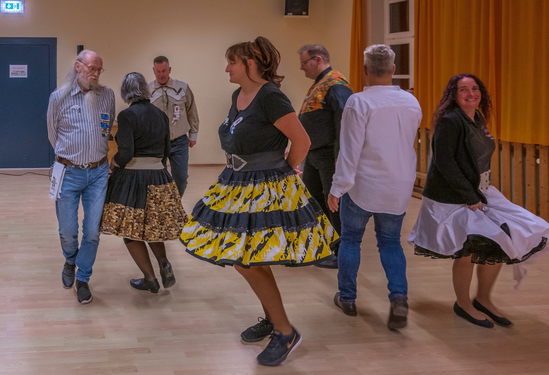 Square Dance, Auerker Teerosen e.V., Tanzclub, Tanzverein, Volkstanz, Aurich, Jugendtanz, Teerosen, Tanzen, Jung und Alt, Tanzfiguren, Caller, Countrydance, Modern Square Dance, Volksmusik, ECTA, EAASDC, Gesellschaftstanz, Figuren, Seniorensport, Norden, Ostfriesland
