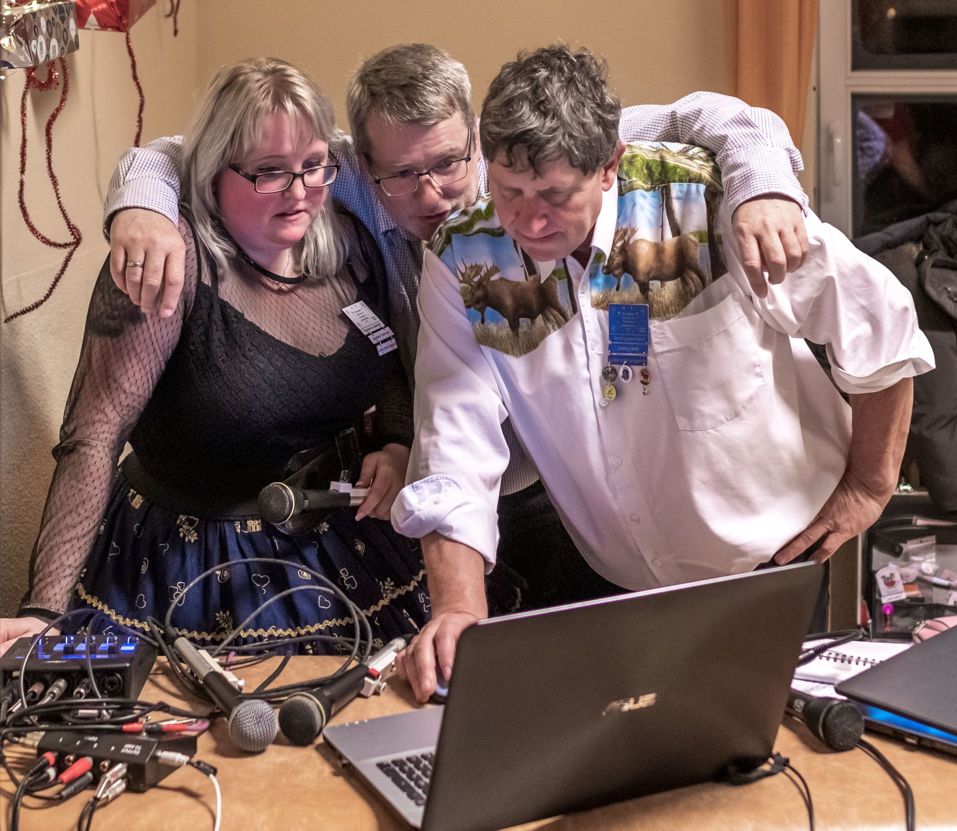 Square Dance, Auerker Teerosen e.V., Tanzclub, Tanzverein, Volkstanz, Aurich, Jugendtanz, Teerosen, Tanzen, Jung und Alt, Tanzfiguren, Caller, Countrydance, Modern Square Dance, Volksmusik, ECTA, EAASDC, Gesellschaftstanz, Figuren, Seniorensport, Norden, Ostfriesland