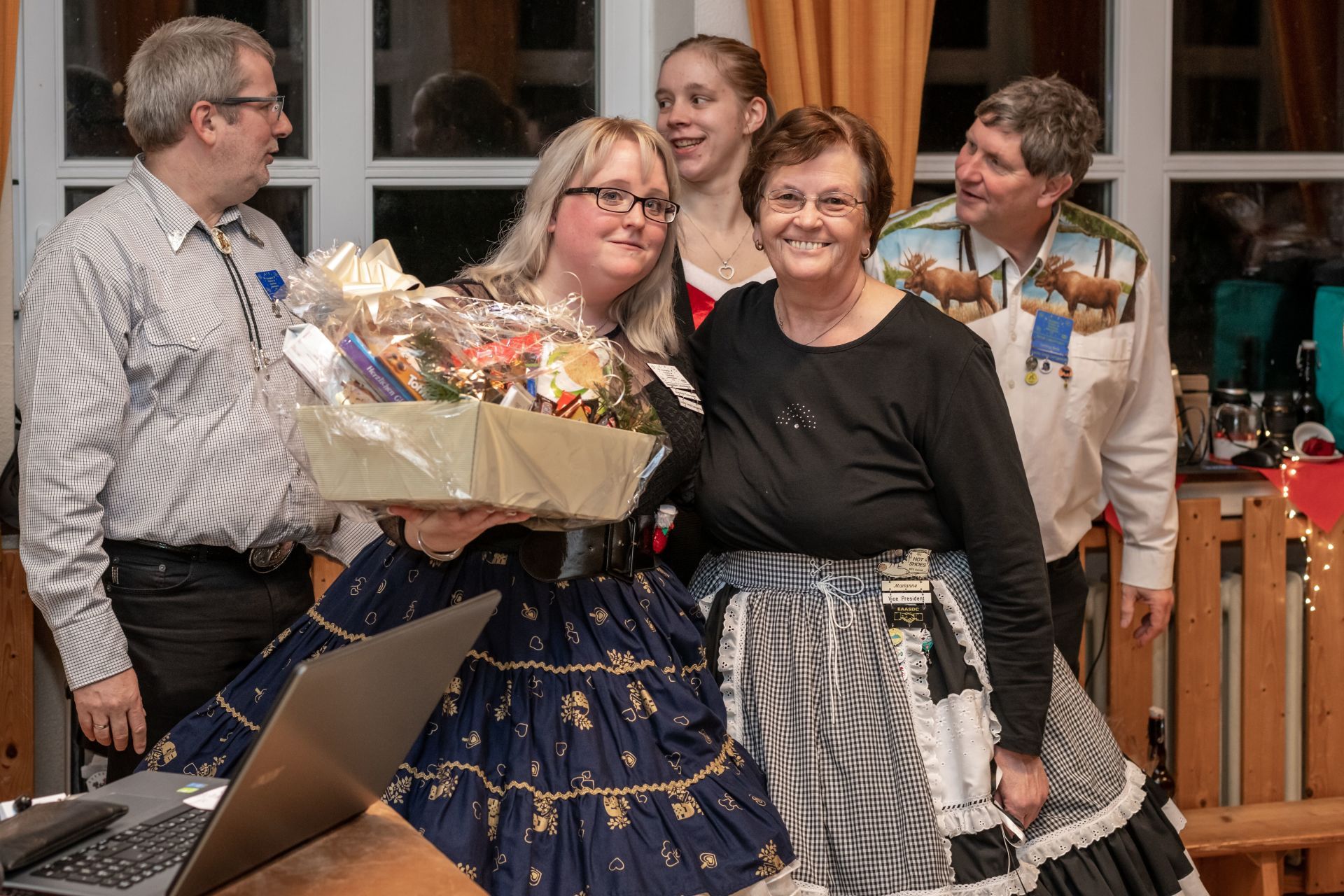 Square Dance, Auerker Teerosen e.V., Tanzclub, Tanzverein, Volkstanz, Aurich, Jugendtanz, Teerosen, Tanzen, Jung und Alt, Tanzfiguren, Caller, Countrydance, Modern Square Dance, Volksmusik, ECTA, EAASDC, Gesellschaftstanz, Figuren, Seniorensport, Norden, Ostfriesland