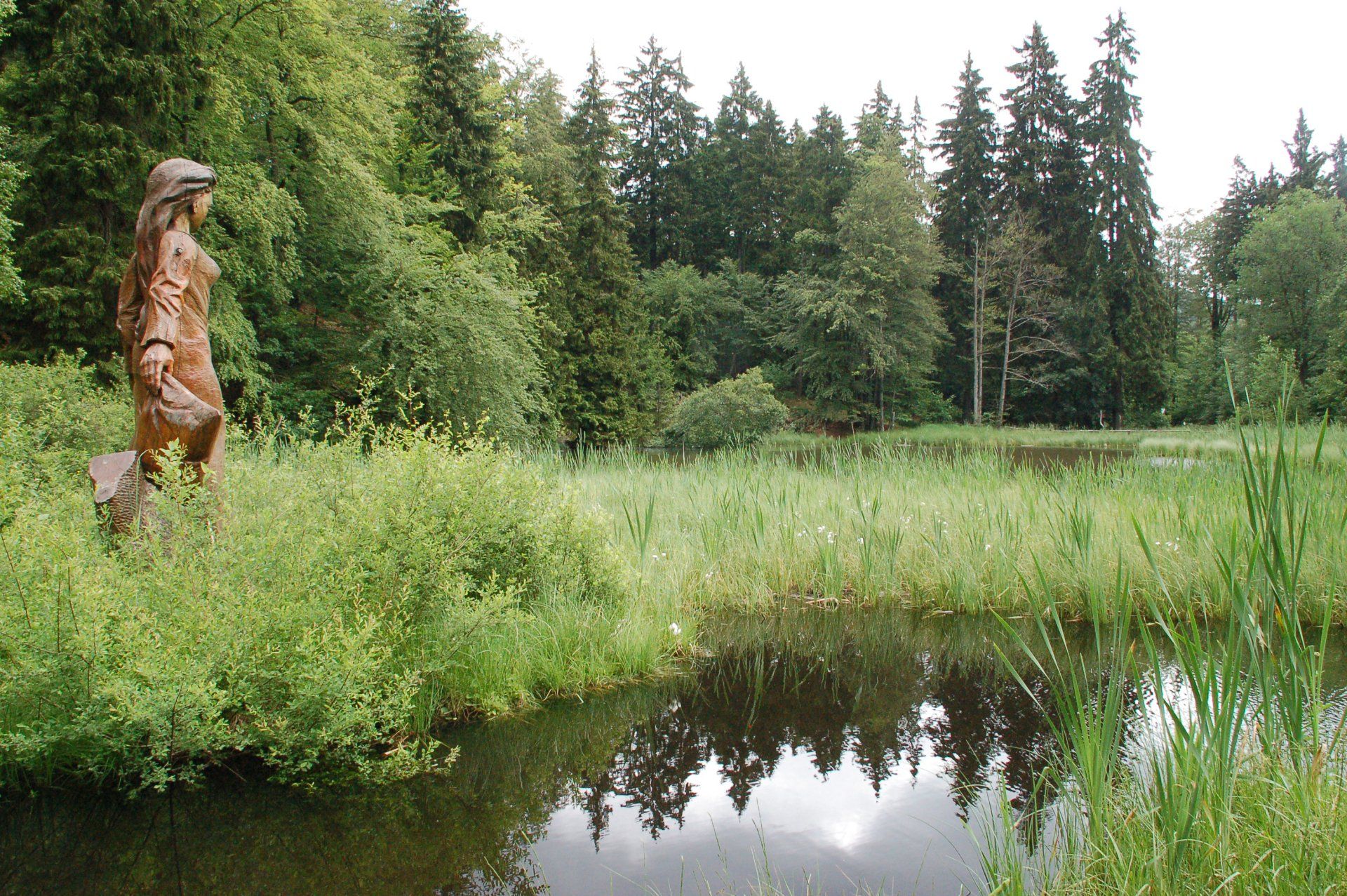 Die Frau Holle Figur am Frau Holle Teich