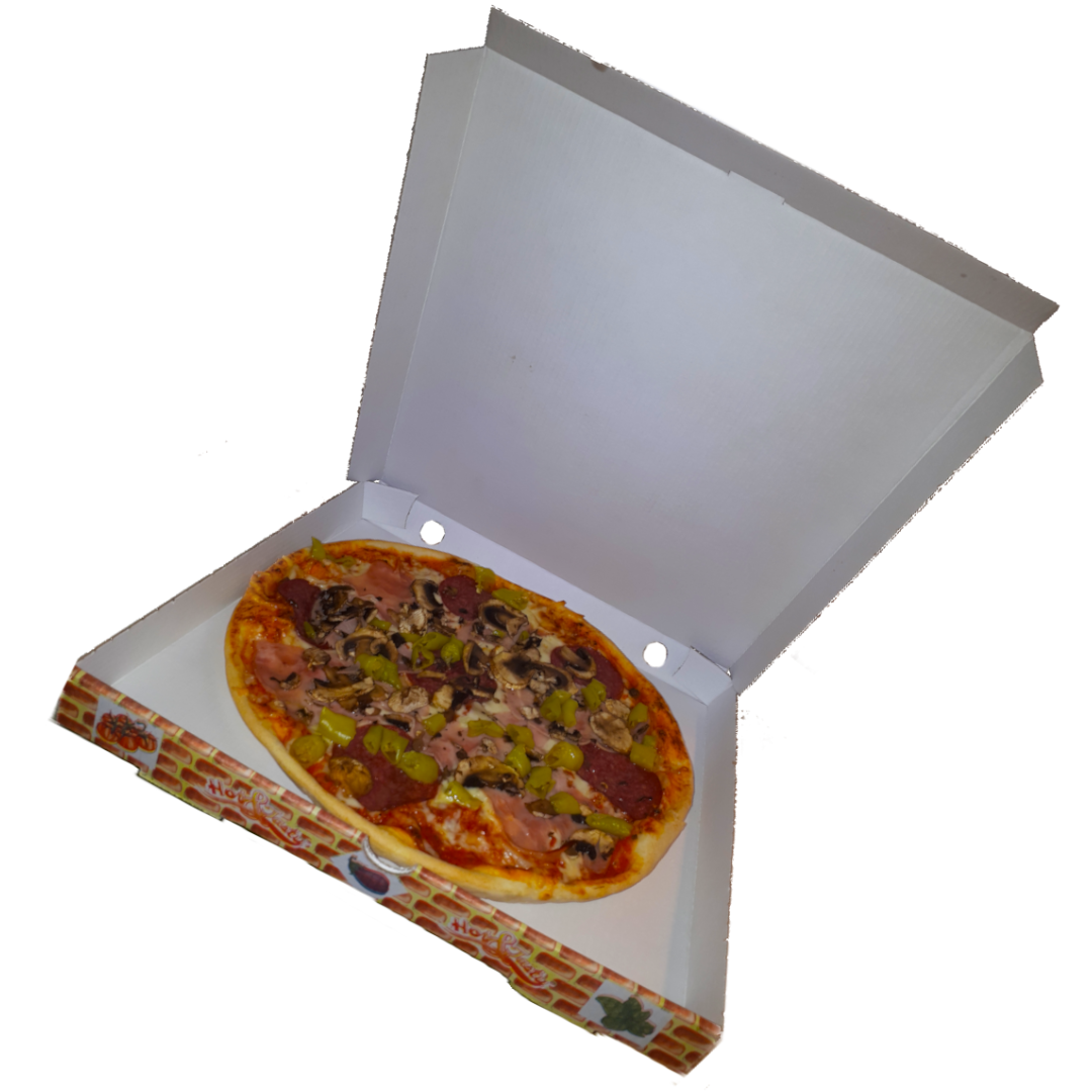 Pizza 'Speziale' bereit für den Lieferdienst Unsere Pizza 'Speziale' in voller Pracht, bereit für den Lieferdienst. Die goldbraune, knusprige Kruste bildet die perfekte Basis für eine Fülle von köstlichen Zutaten. Reichhaltige Tomatensauce bildet die Grundlage, großzügig bedeckt mit einer Schicht geschmolzenem, goldgelben Käse. Die Pizza ist kunstvoll belegt mit herzhafter Salami und delikatem Vorderschinken, die eine ausgewogene Fleischigkeit garantieren. Frische Champignons, in dünnen Scheiben geschnitten, verleihen der Pizza eine erdige Note, während die Peperoni eine angenehme Schärfe beisteuern. Diese harmonische Kombination aus Geschmacksnuancen macht unsere 'Speziale' zu einem wahren Genuss für die Sinne – ein köstliches Beispiel für die Vielfalt, die unser Angebot an Pizzen auf unserer Webseite bereithält.