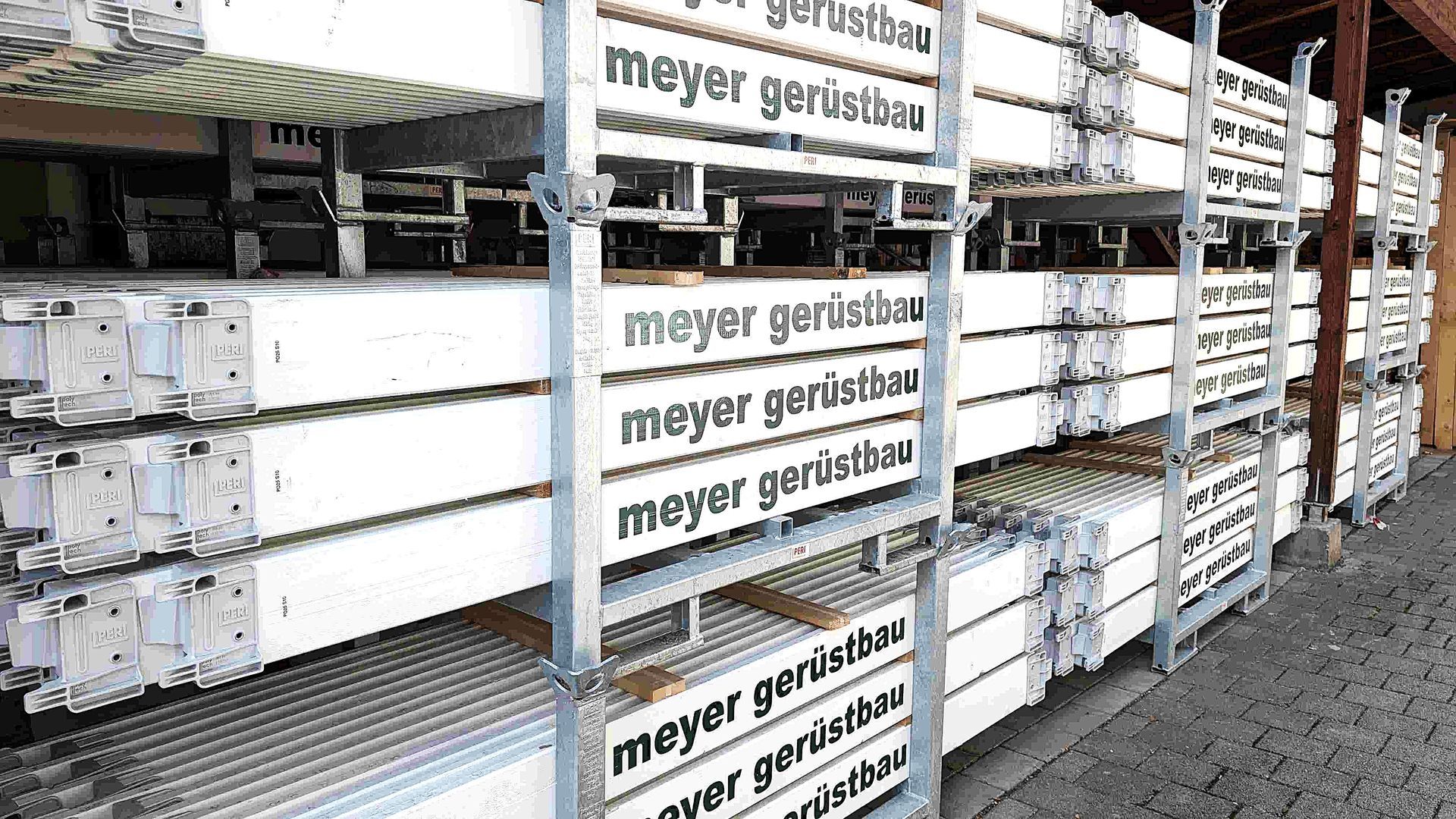 Bedruckte Bordbretter mit Firmenlogo -Siebdruck für Gerüstbauer in Stuttgart und Umgebung