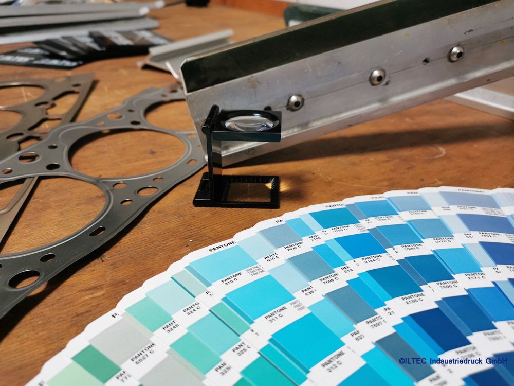 Kunststoff bedrucken, Schilder bedrucken, Logo auf Schild - ILTEC Industriedruck. Druckerei in Stuttgart