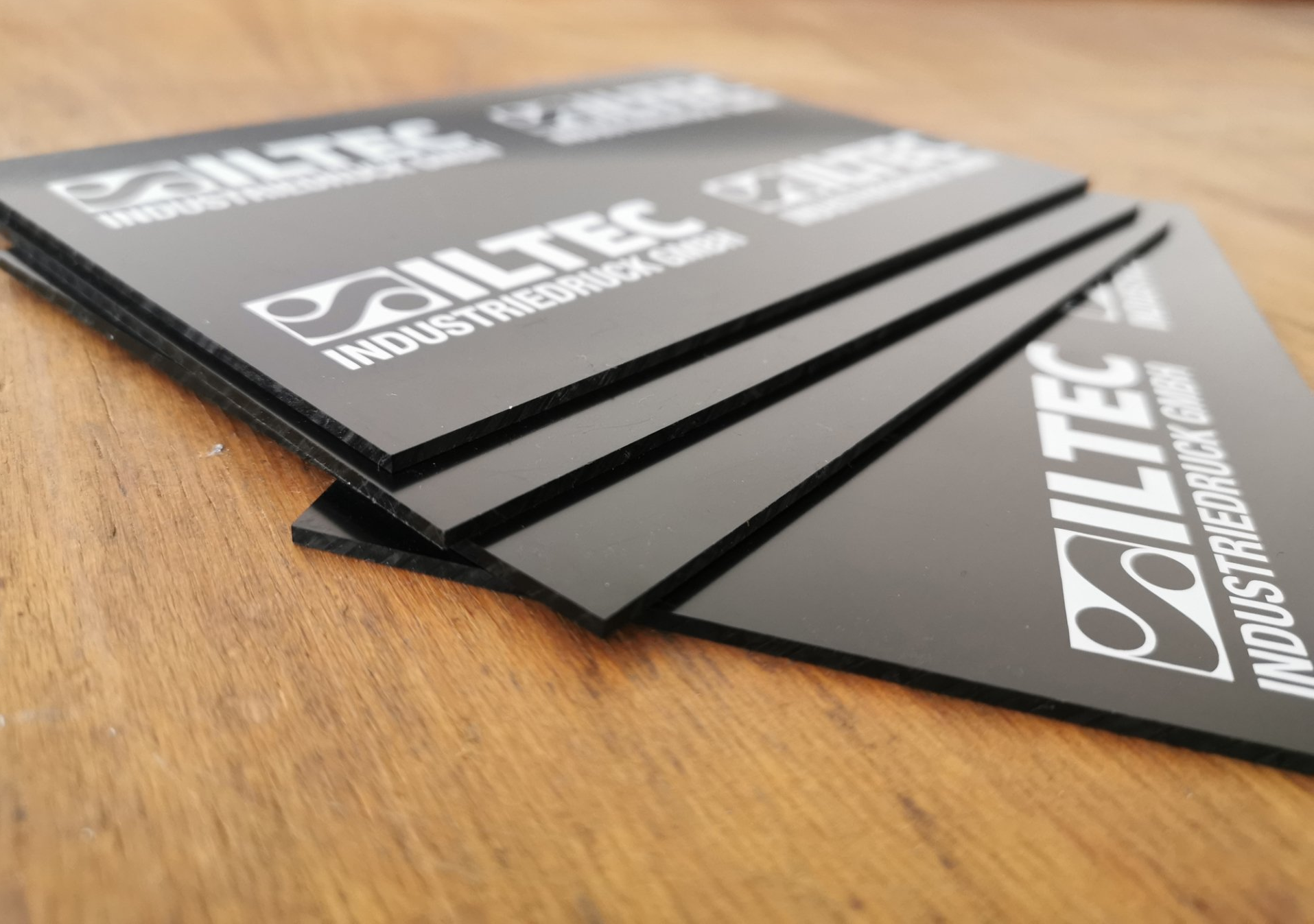 Kunststoff bedrucken, Schilder bedrucken, Logo auf Schild - ILTEC Industriedruck. Druckerei in Stuttgart