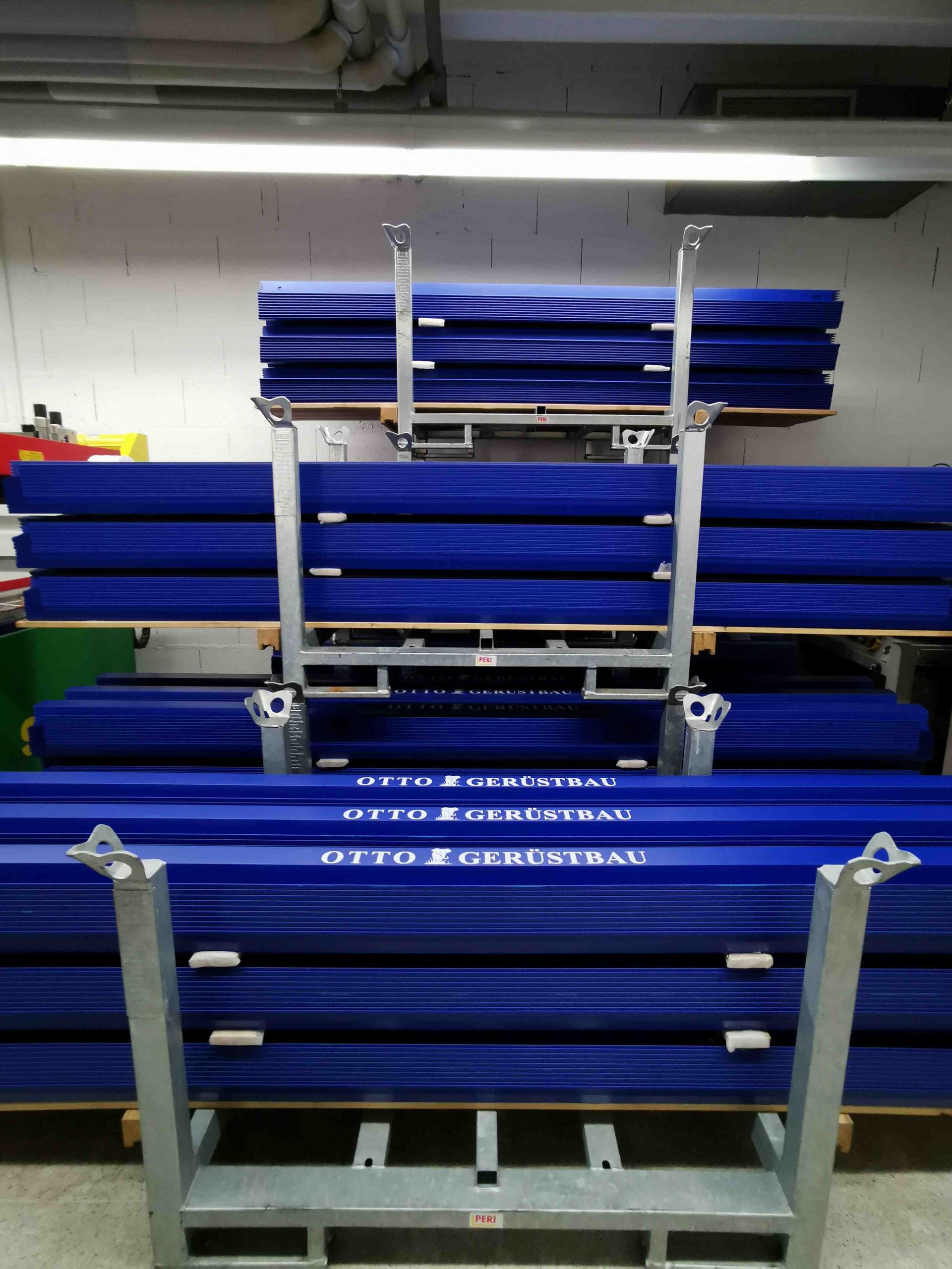 Bedruckte Bordbretter mit Firmenlogo - langlebiger Siebdruck für Gerüstbauer in Stuttgart und Umgebung - Druck auf Holz