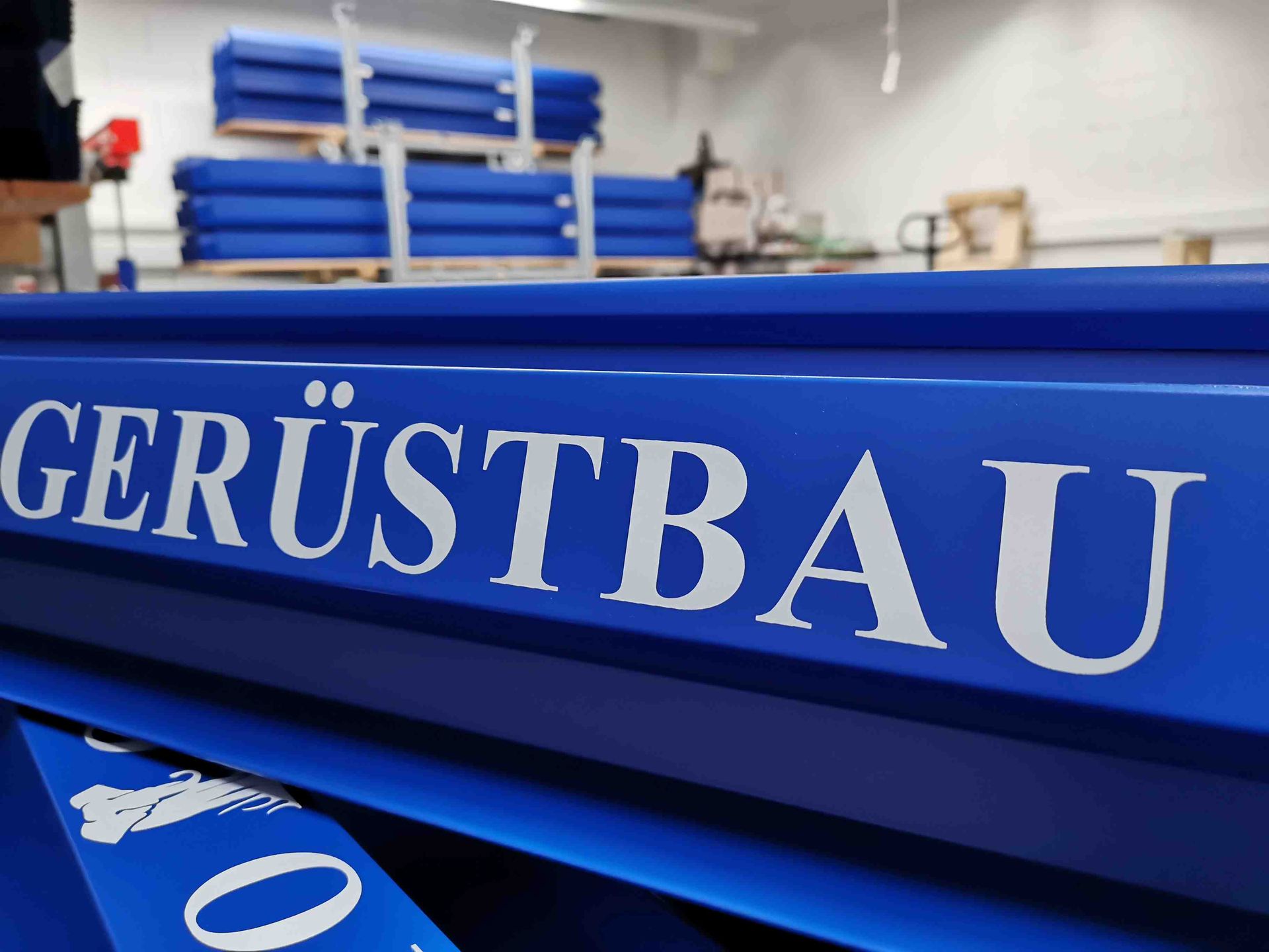 Bedruckte Bodrbleche Gerüstbleche mit Firmenlogo. Druck auf Metall für Gerüstbauer in Stuttgart und Umgebung