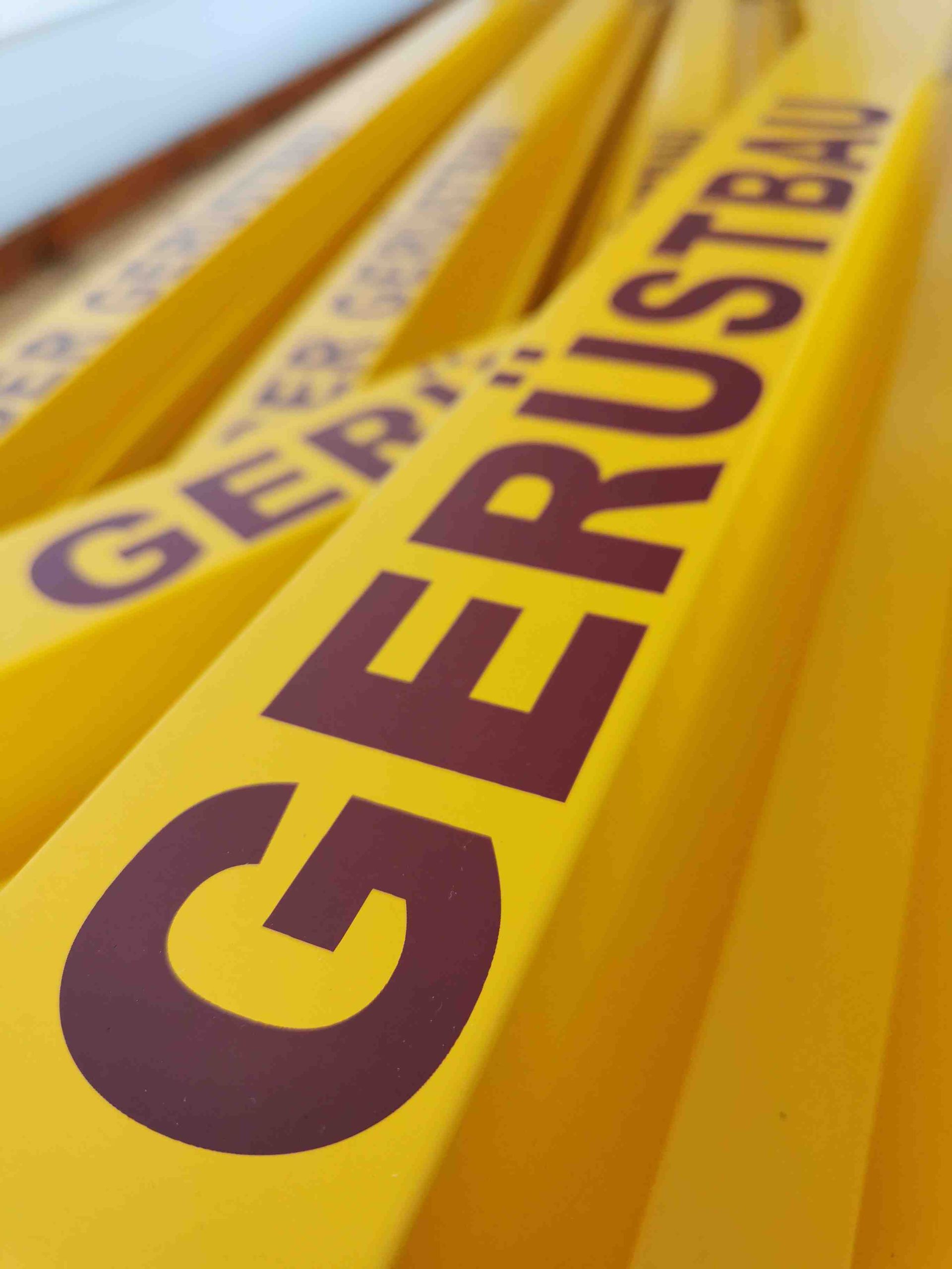 Bedruckte Bodrbleche Gerüstbleche mit Firmenlogo. Druck auf Metall für Gerüstbauer in Stuttgart und Umgebung