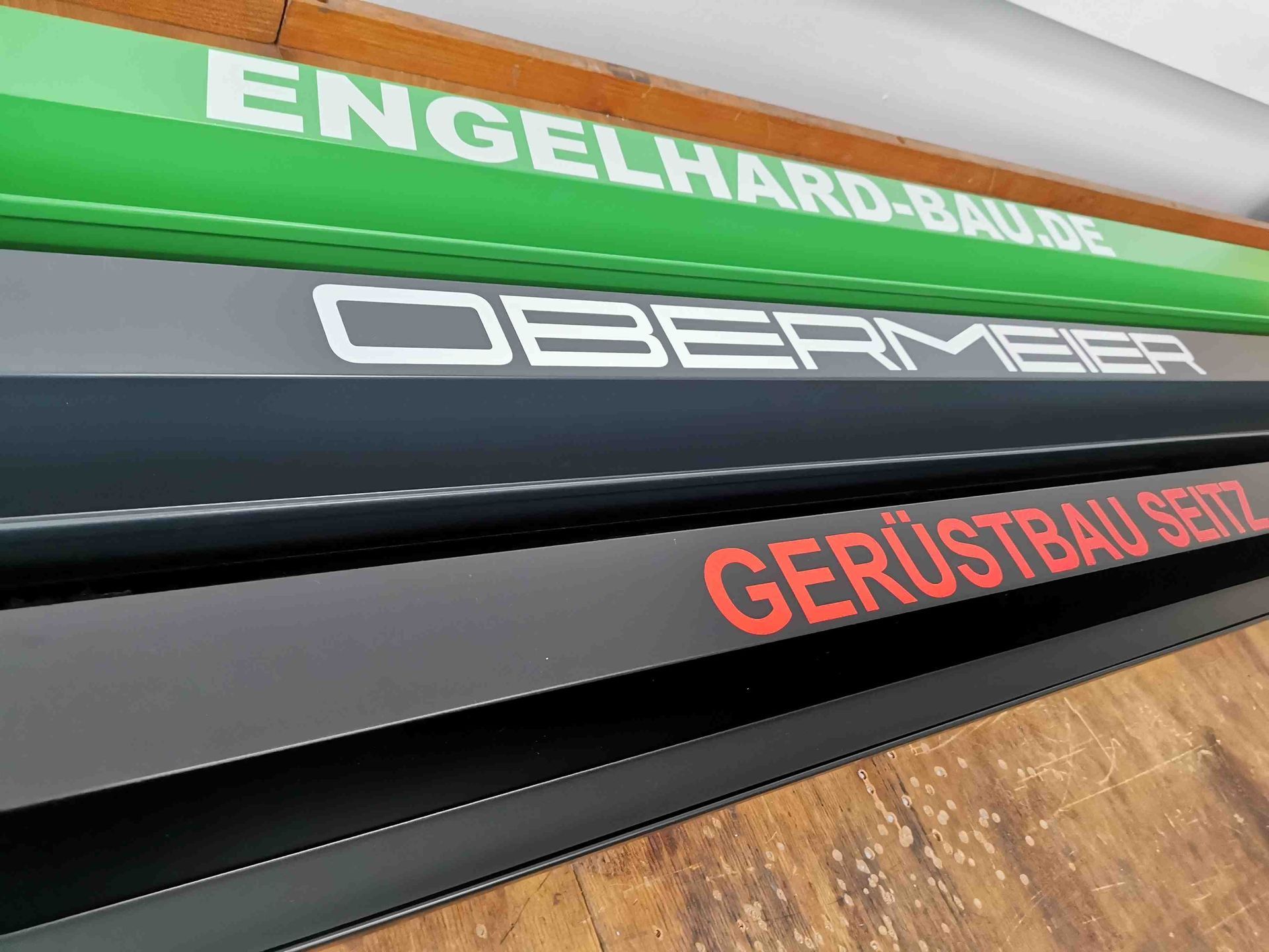 Bedruckte Bodrbleche Gerüstbleche mit Firmenlogo. Druck auf Metall für Gerüstbauer in Stuttgart und Umgebung