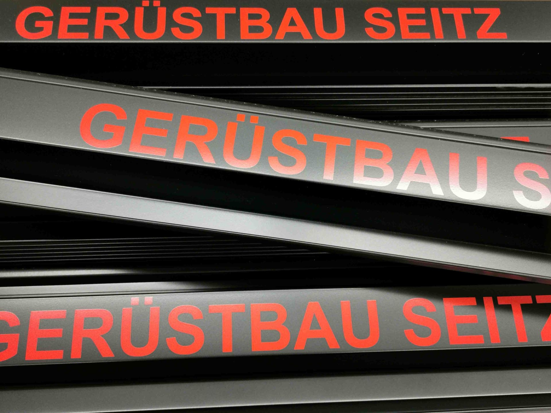 Bedruckte Bodrbleche Gerüstbleche mit Firmenlogo. Druck auf Metall für Gerüstbauer in Stuttgart und Umgebung