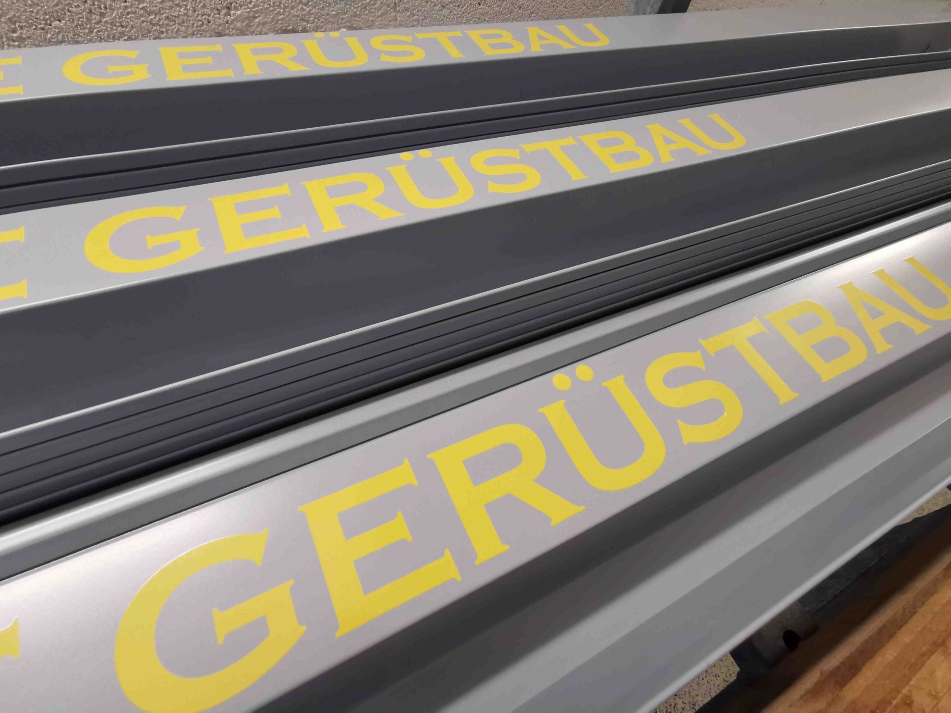 Bedruckte Bodrbleche Gerüstbleche mit Firmenlogo. Druck auf Metall für Gerüstbauer in Stuttgart und Umgebung