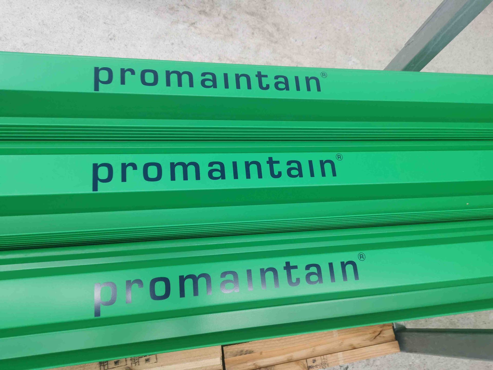 Bedruckte Bodrbleche Gerüstbleche mit Firmenlogo. Druck auf Metall für Gerüstbauer in Stuttgart und Umgebung