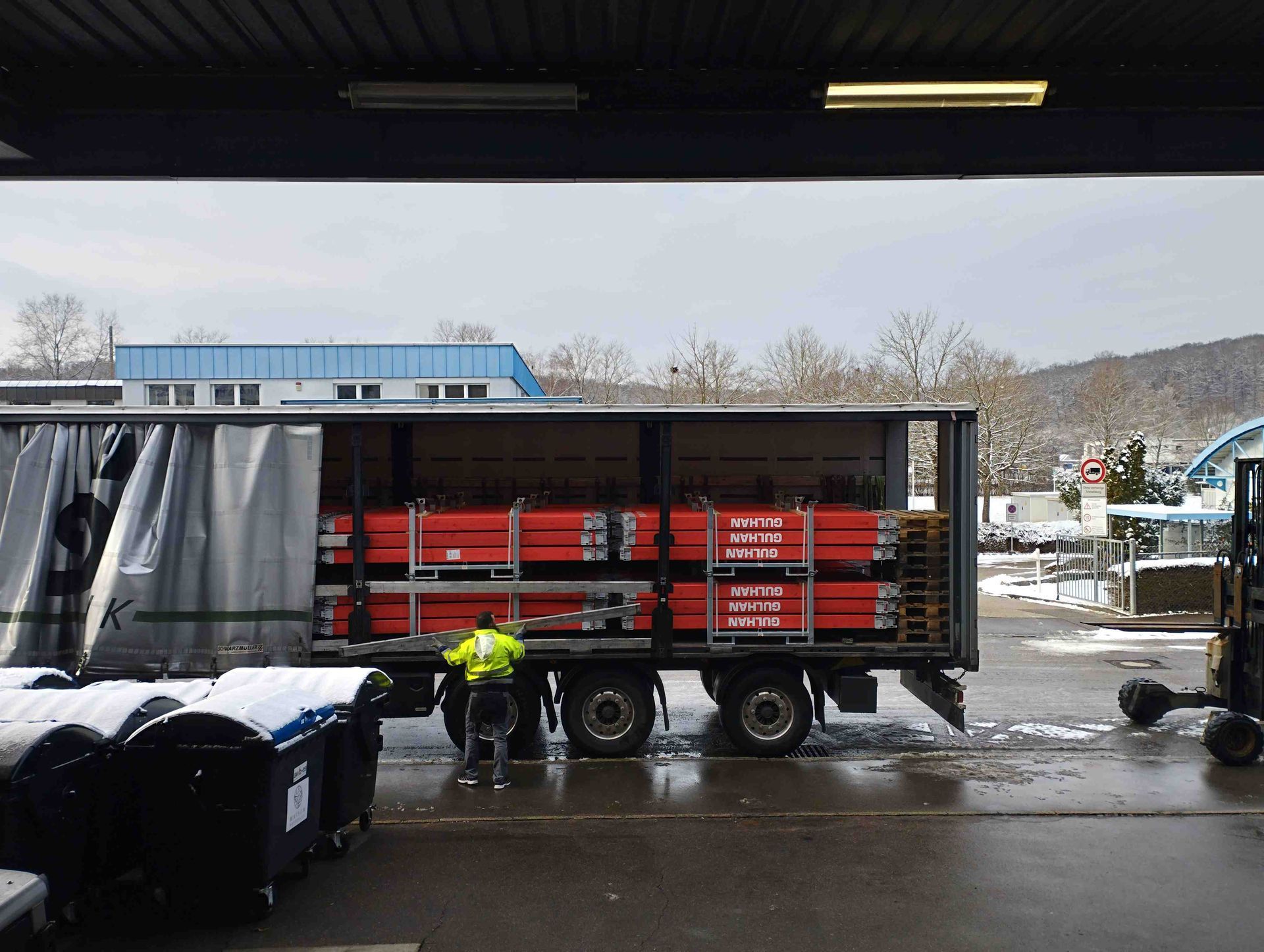 Bedruckte Bordbretter mit Firmenlogo - langlebiger Siebdruck für Gerüstbauer in Stuttgart und Umgebung - Druck auf Holz