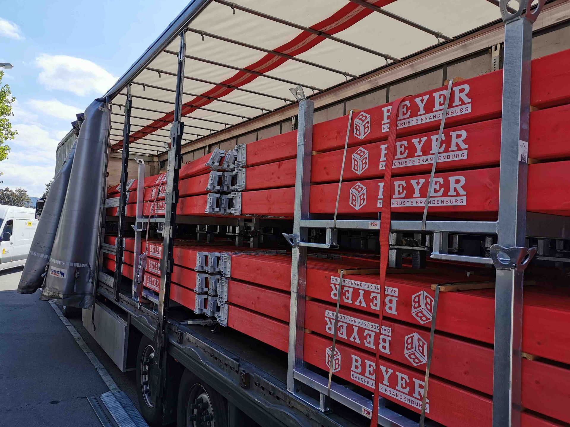 Bedruckte Bordbretter mit Firmenlogo - langlebiger Siebdruck für Gerüstbauer in Stuttgart und Umgebung - Druck auf Holz