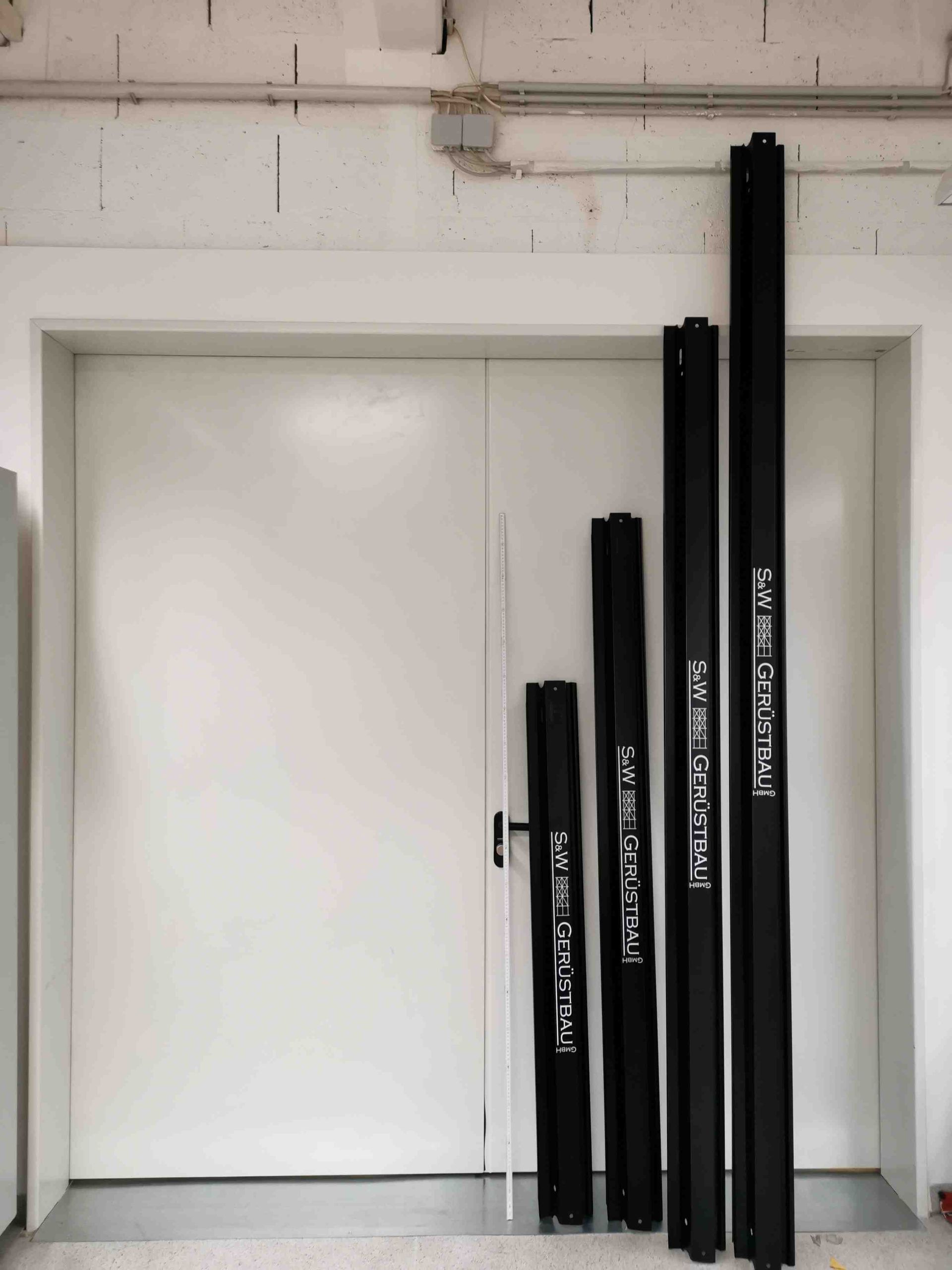 Bedruckte Bodrbleche Gerüstbleche mit Firmenlogo. Druck auf Metall für Gerüstbauer in Stuttgart und Umgebung