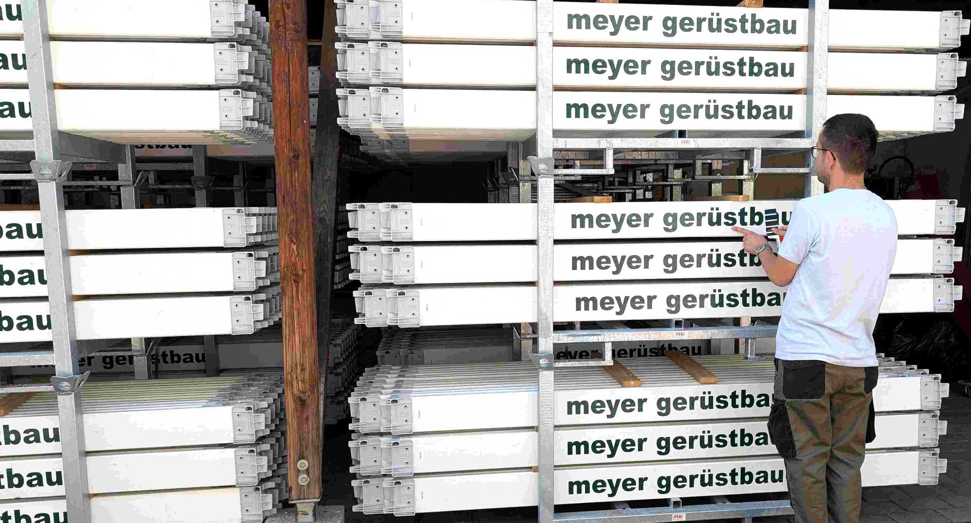 Bedruckte Bordbretter mit Firmenlogo - langlebiger Siebdruck für Gerüstbauer in Stuttgart und Umgebung - Druck auf Holz