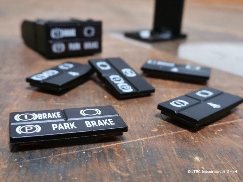 Druckerei für Tampondruck und Siebdruck in Großraum Stuttgart und Umgebung. Druck auf Kunststoff für Automobilindustrie