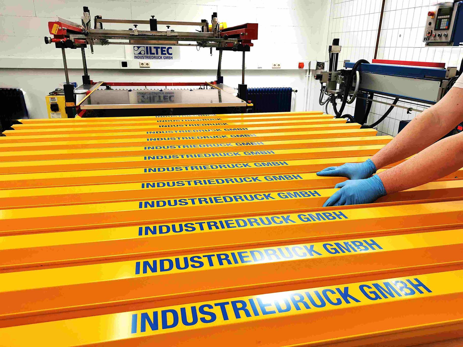 Siebdruck, Druckerei für Siebdruck und Druck auf Metall, Logo Druck auf Metall - Industriedruck in Stuttgart und Umgebung