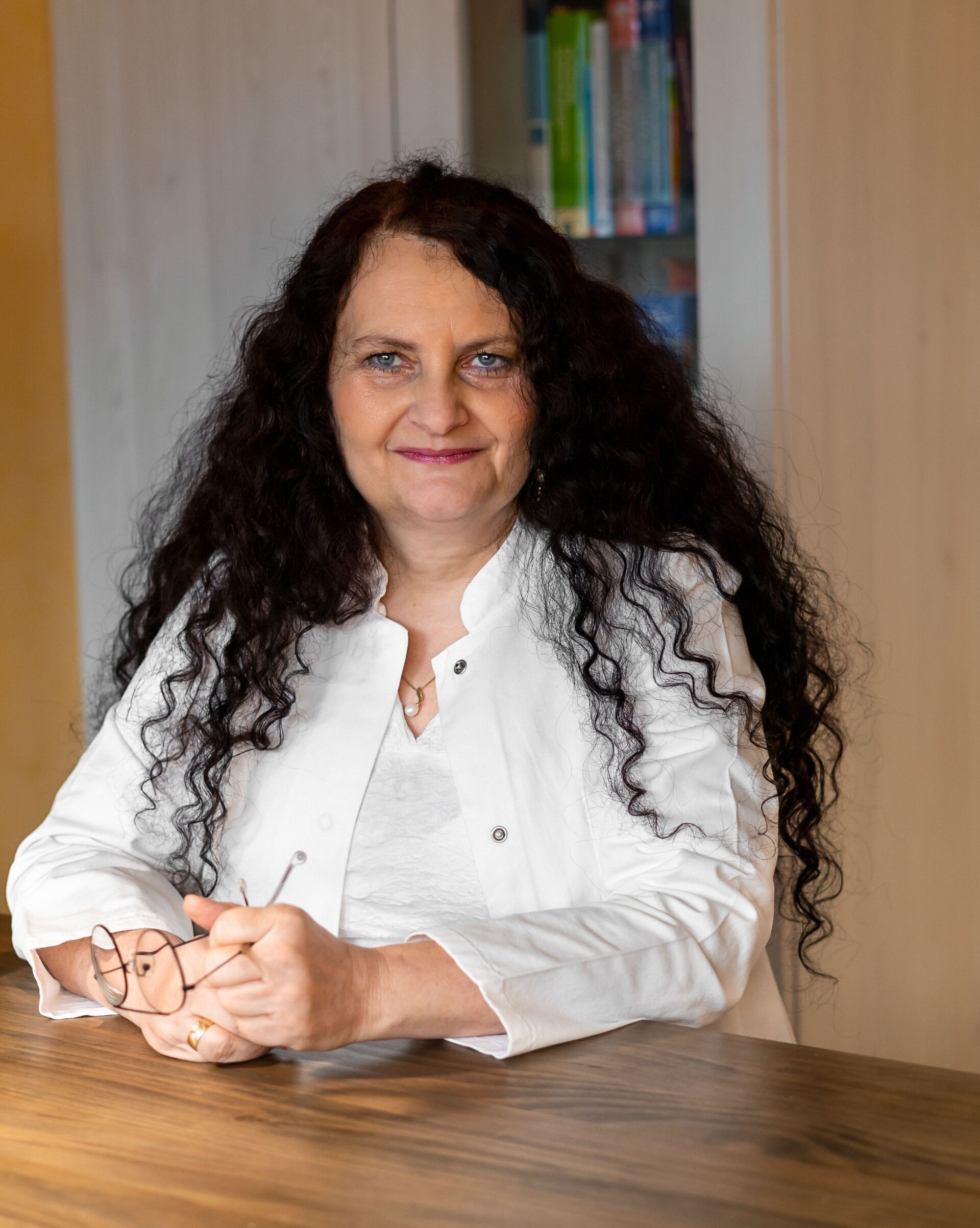 Heilpraktikerin Simone Anett Lutz Heilpraktikerin am Schreibtisch