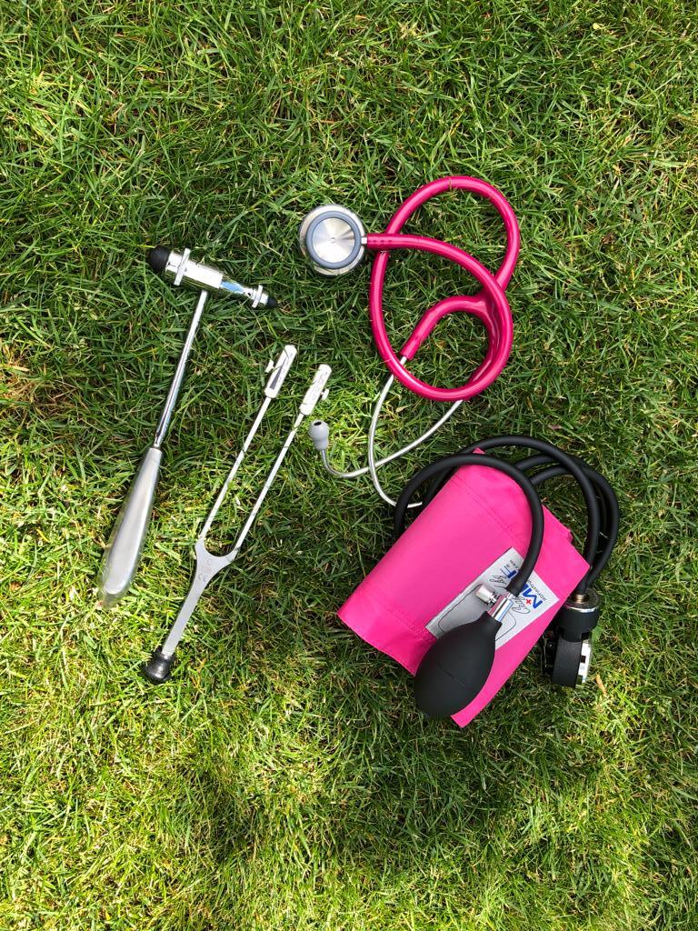 Medizinische Gerätschaften Medizinische Gerätschaften, auf dem Rasen ausgebreitet