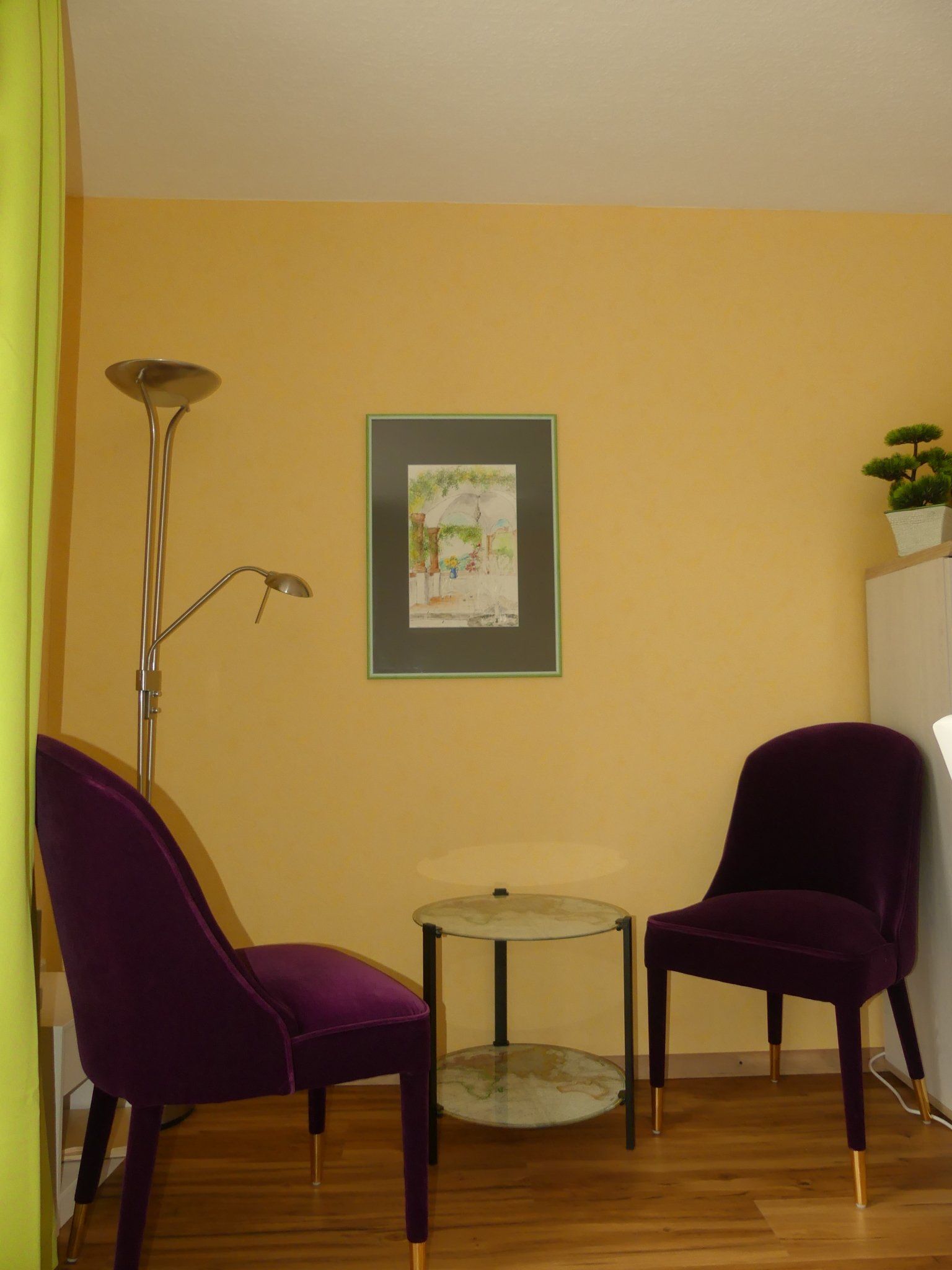 Bereich für Psychotherapie, kleiner Tisch mit zwei bequemen Sesseln