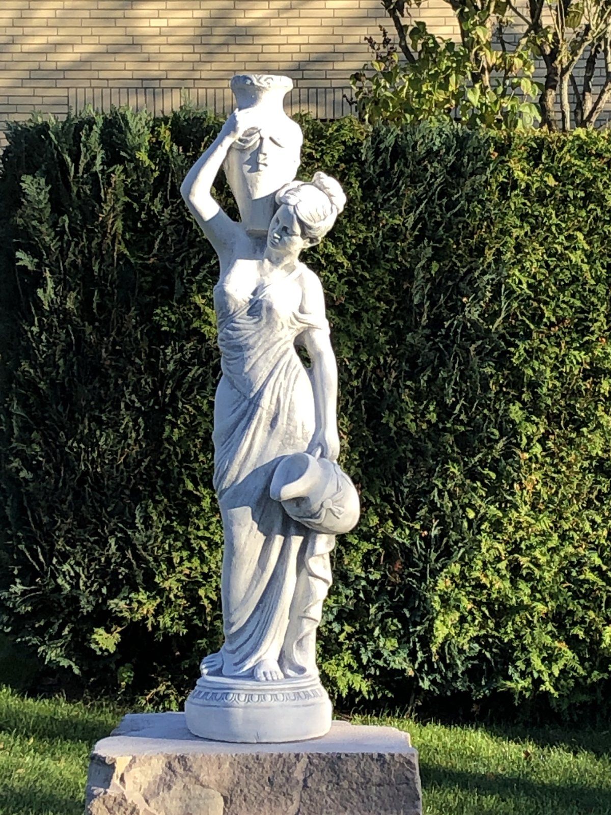 Naturheilpraxis, Statue der Maia im Vorgarten der Praxis