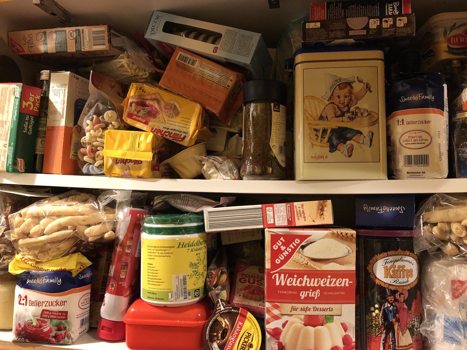 Essensvorräte im Schrank Essensvorräte, durcheinander in einem offenen Wandschrank
