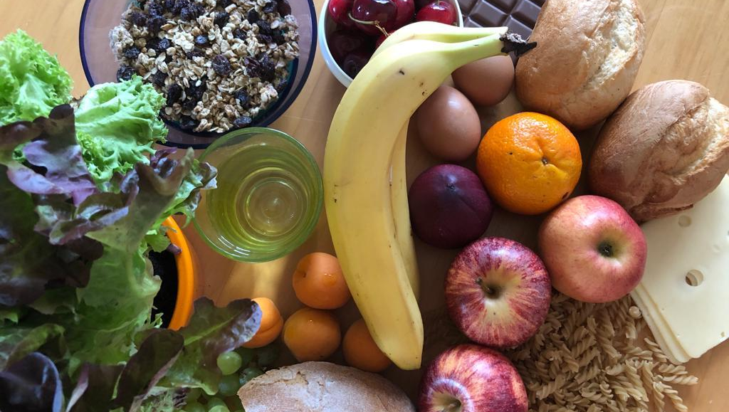 verschiedene Nahrungsmittel auf einem Tisch Linkbild zu Ernährungsberatung: verschiedene Nahrungsmittel ausgebreitet auf einem Tisch