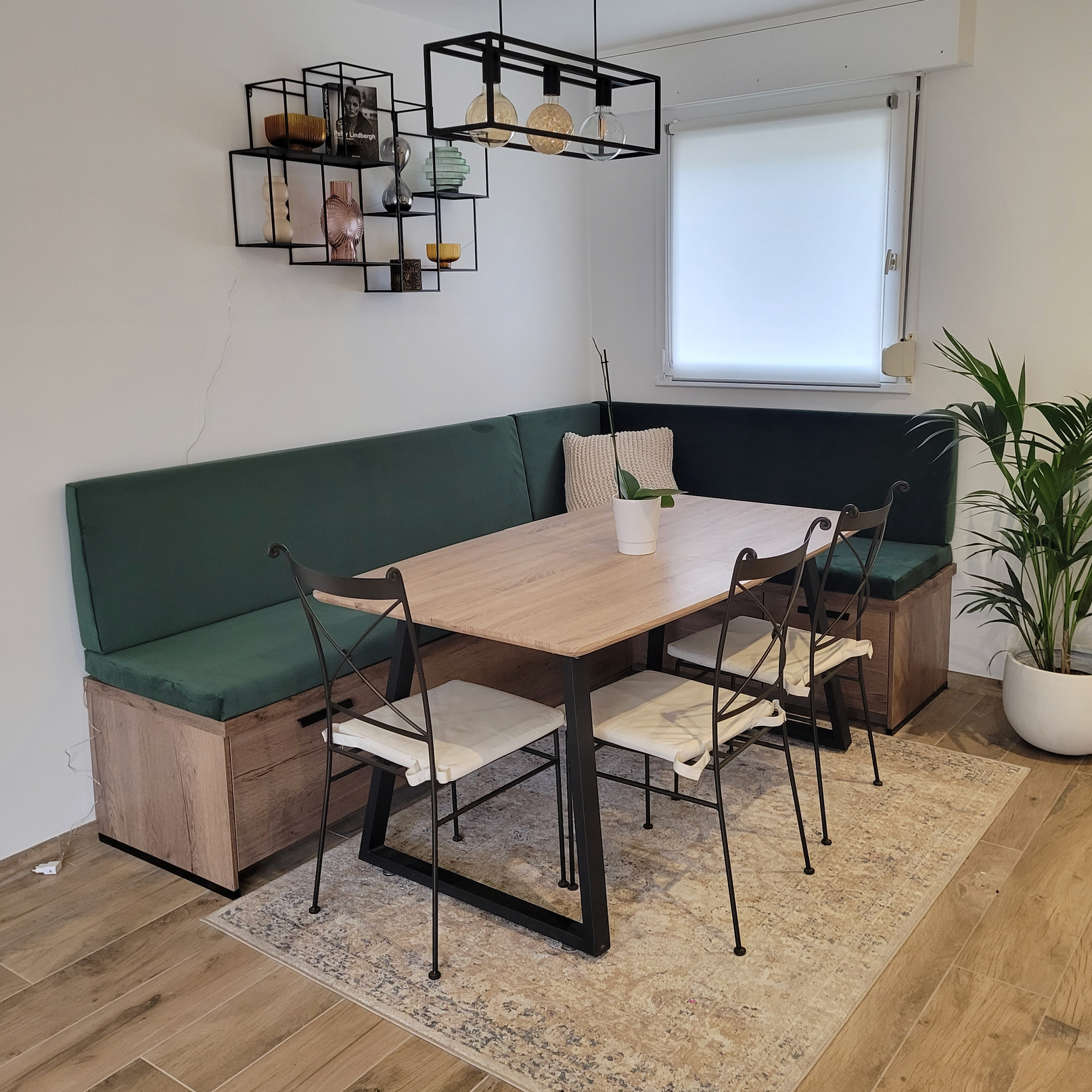 Coussins d'assise et dossiers vert foncé sur mesure pour l'aménagement d'une banquette de cuisine.