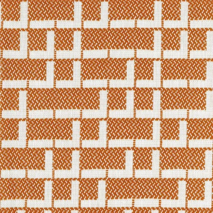 Gros plan sur le motif géométrique Casamance Amalfi coloris ocre et blanc pour décoration d'extérieur.
