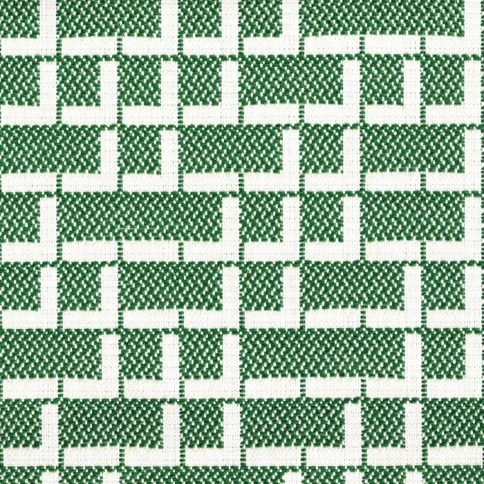 Tissu Casamance Amalfi au motif géométrique de chevrons déstructurés vert émeraude sur fond blanc.