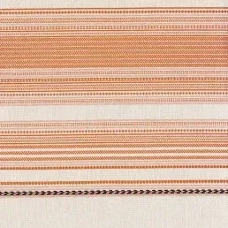 Tissu à rayures horizontales Casamance Amalfi, mélange de tons sable, beige et orangé pour une décoration solaire.