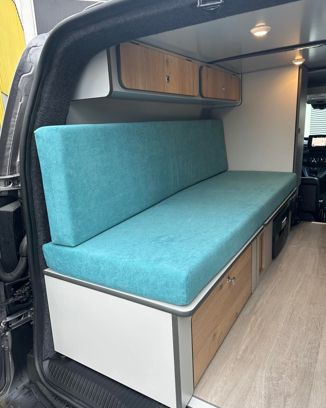 Longue banquette sur mesure turquoise dans van aménagé, assise et dossier – coussin fourgon van life Mousse et Confection