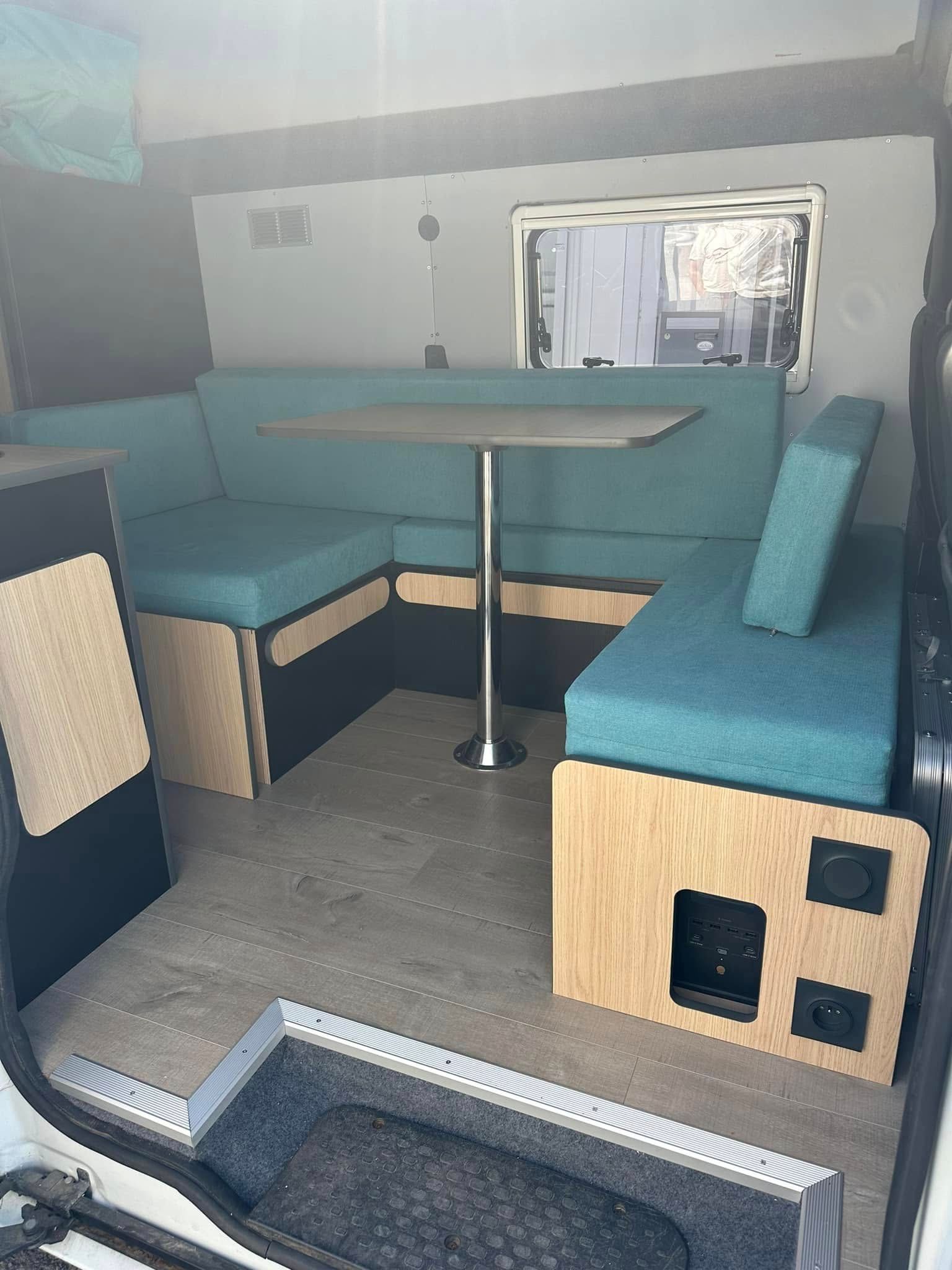 Intérieur fourgon aménagé avec banquette verte sur mesure et meuble bois – van life Mousse et Confection