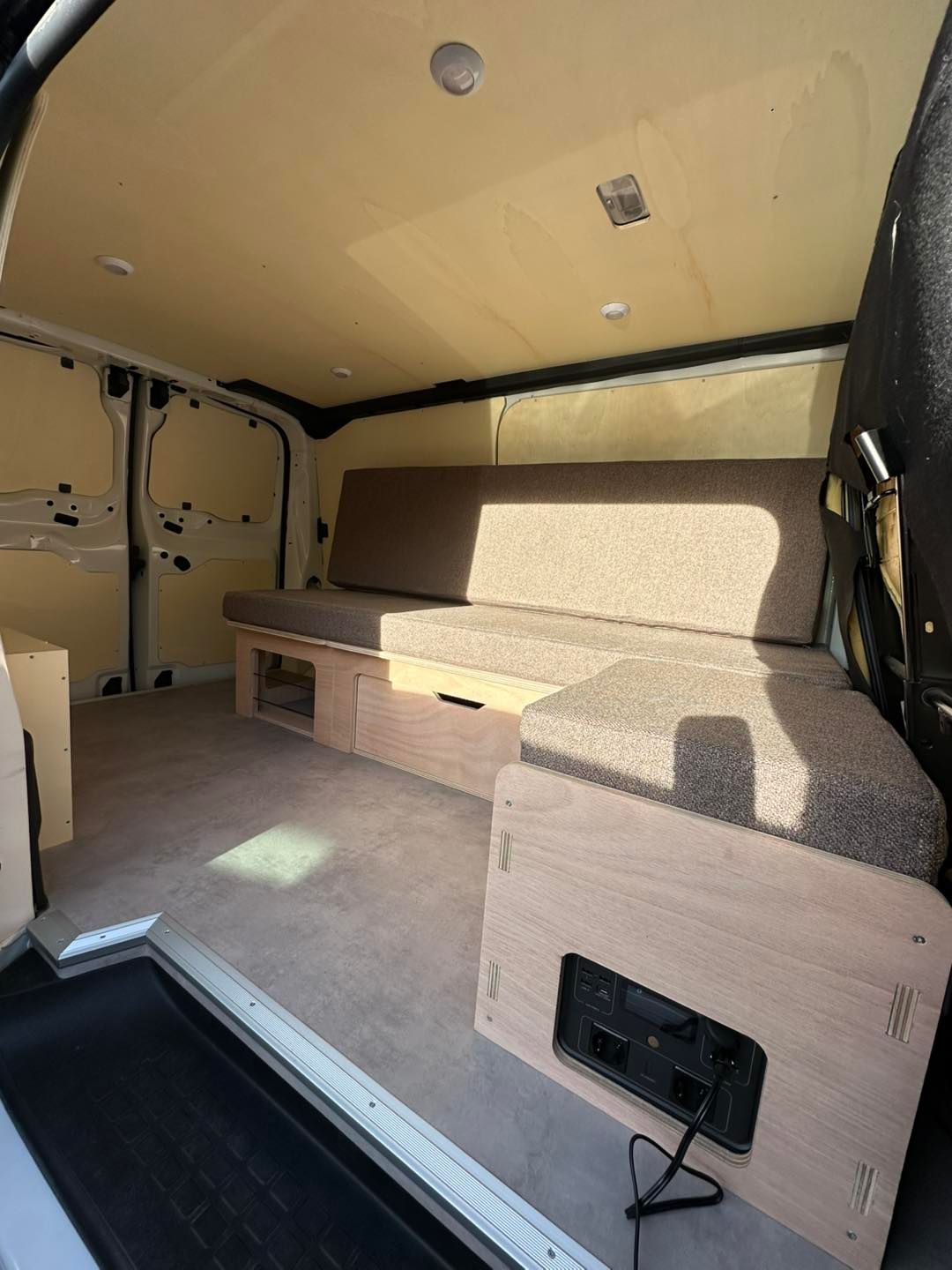 Couchette et matelas sur mesure beige dans van aménagé, vue arrière – découpe sur gabarit Mousse et Confection
