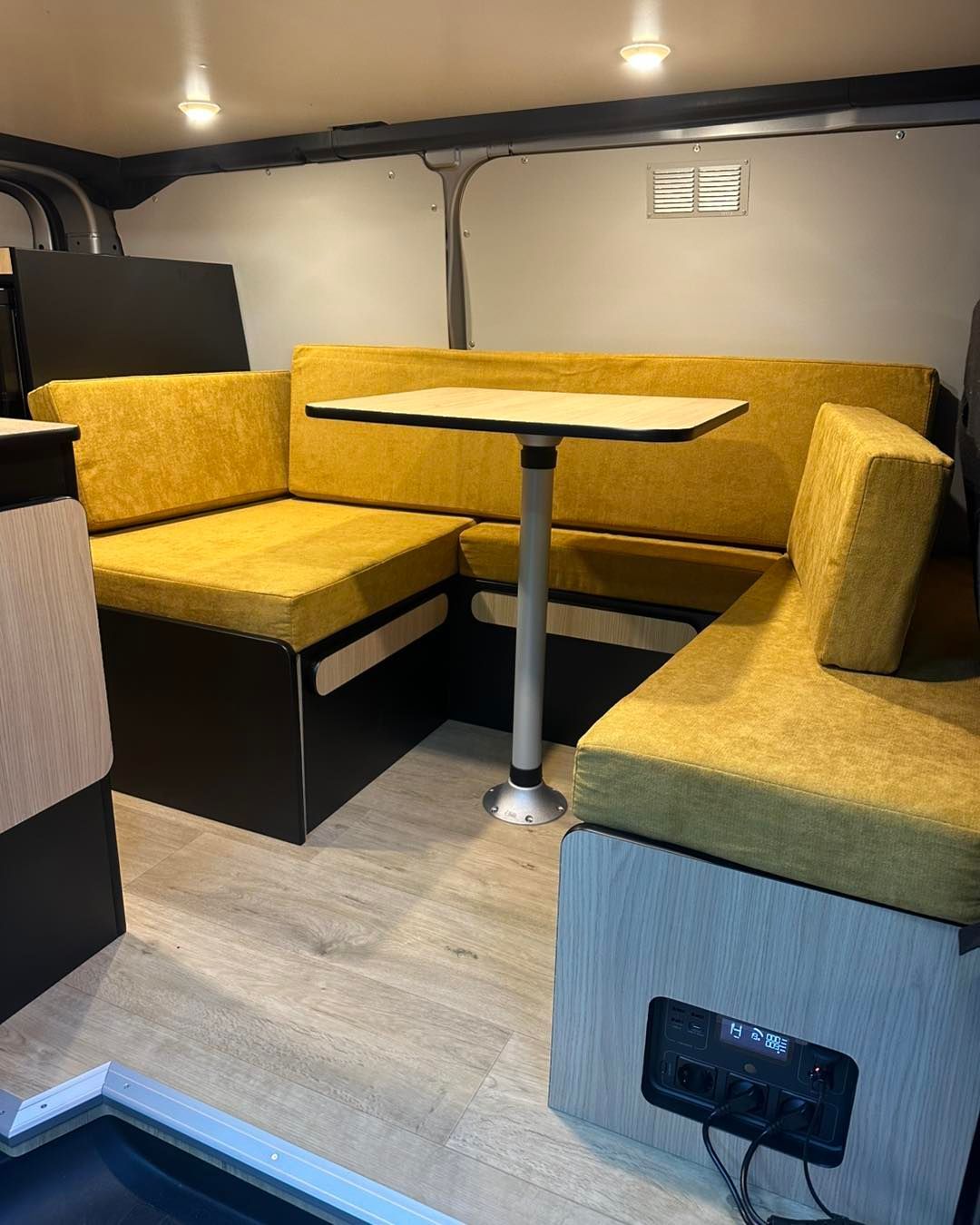 Banquette sur mesure jaune moutarde et mobilier bois dans fourgon aménagé – coussin van life Mousse et Confection