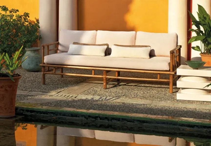 Ambiance déco avec canapé d'extérieur en bois et coussins Misia Evasion sur une terrasse ensoleillée.