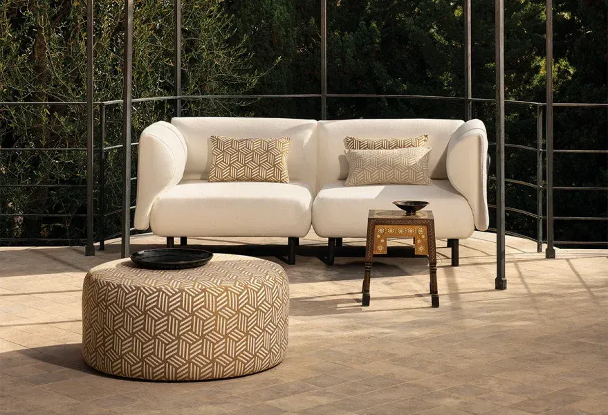 Salon de jardin design avec canapé blanc et pouf à motifs géométriques cubes de la collection Misia.