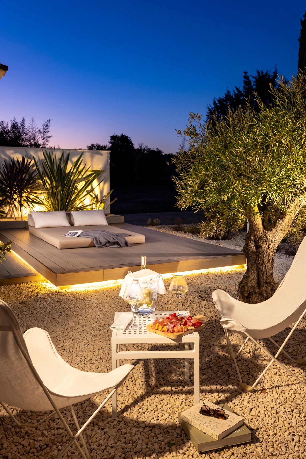 Aménagement extérieur avec lits de repos et coussins sur mesure pour des chambres romantiques à Aix-en-Provence.