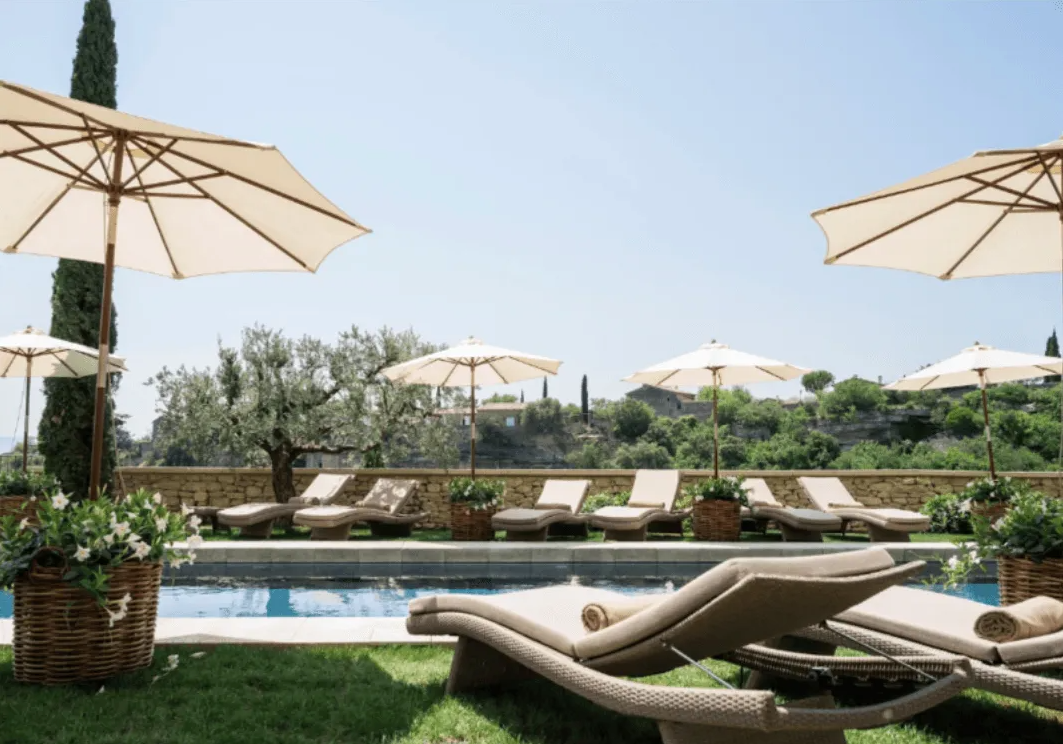 Matelas de transat sur mesure autour de la piscine de l'hôtel La Bastide de Gordes.