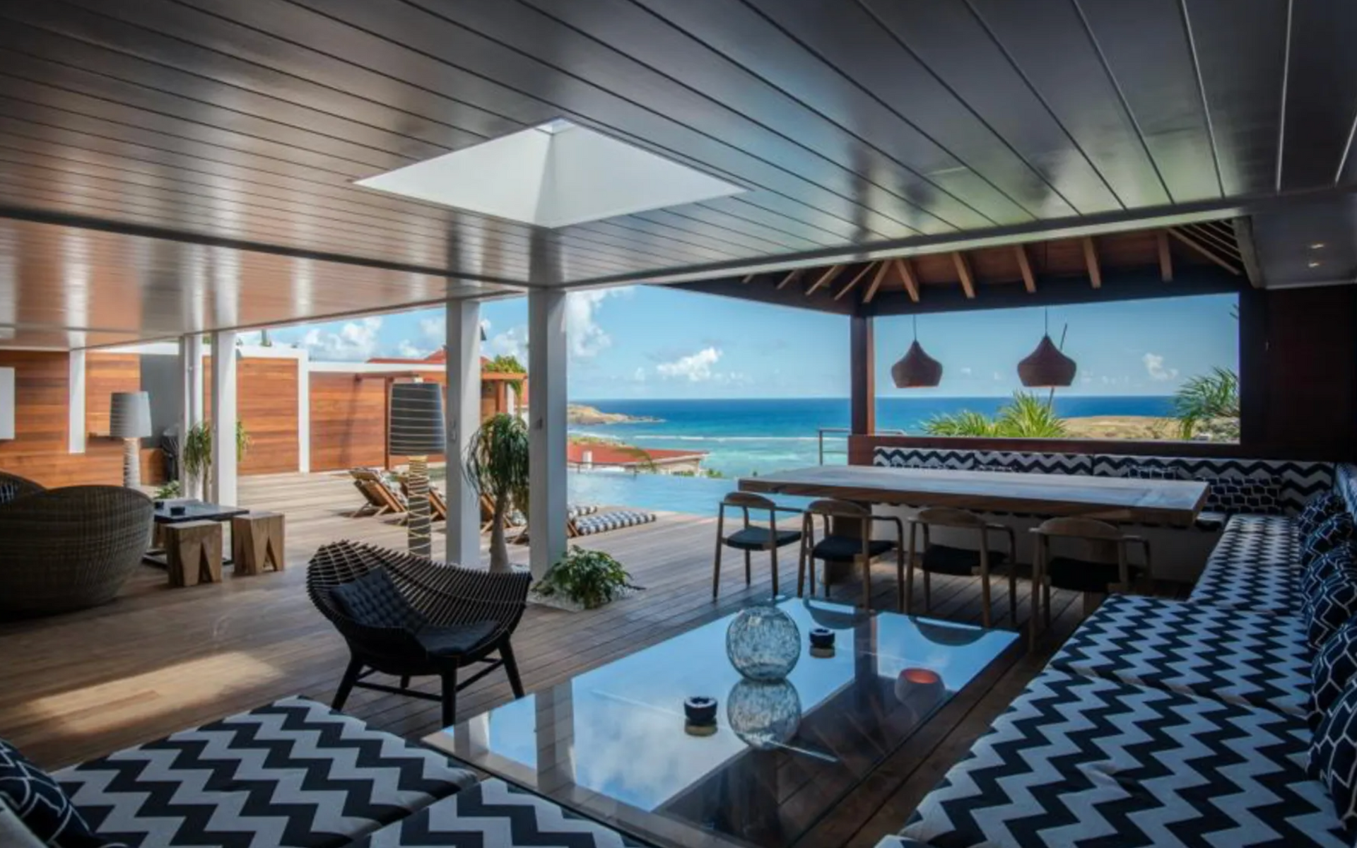 Coussins de chaises extérieurs sur mesure pour un coin repas sous une grande pergola bioclimatique moderne.