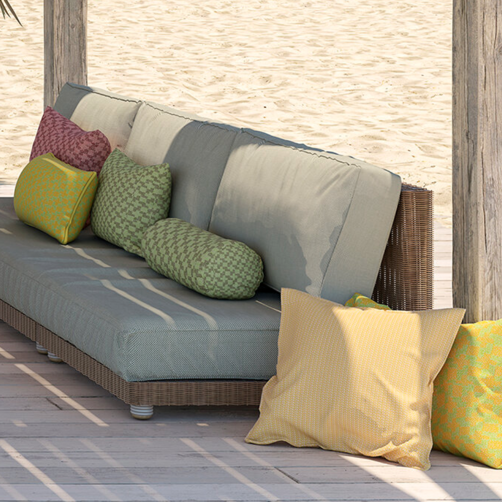 Canapé d'extérieur aménagé avec des coussins sur mesure en tissu Bliss gamme 1