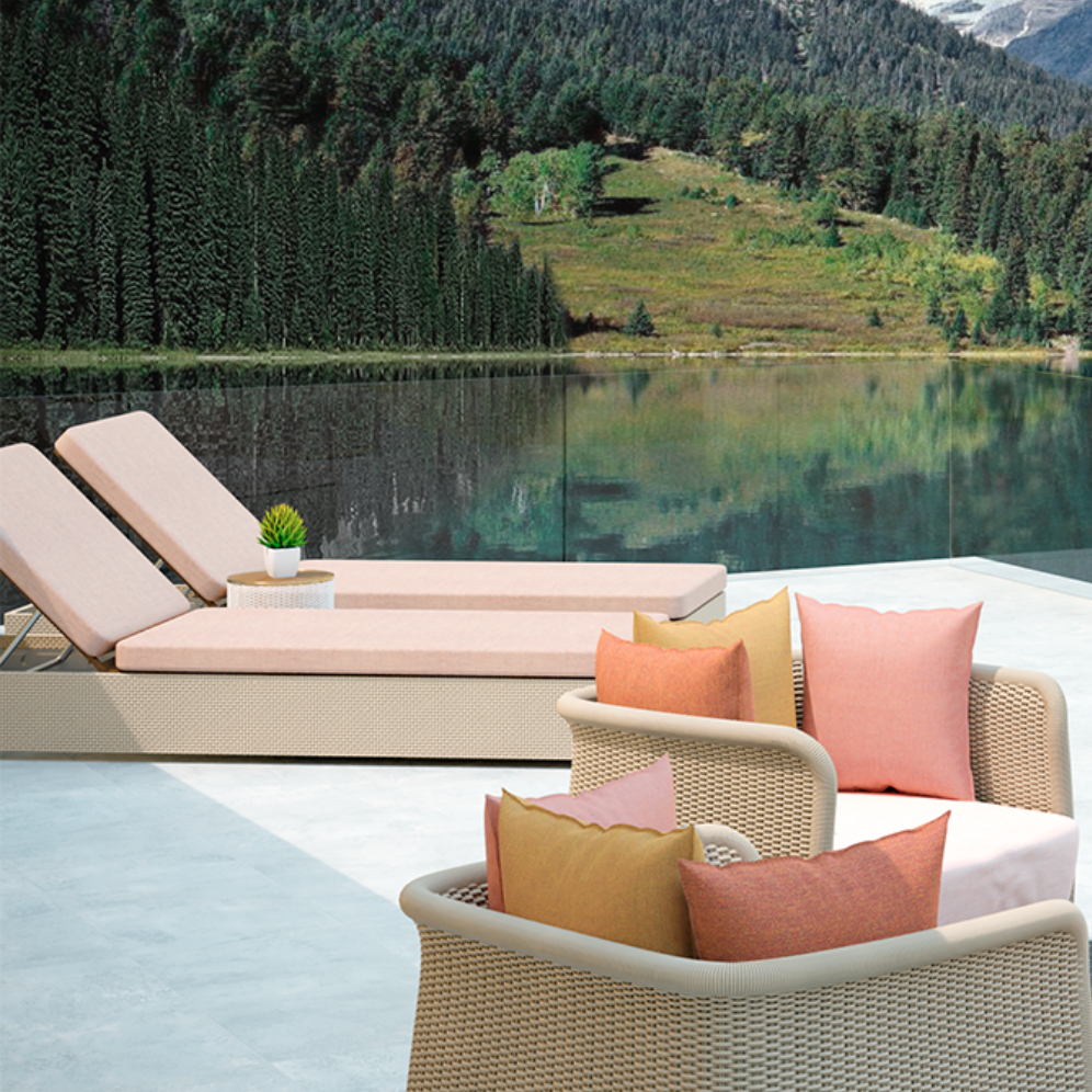 Coussins d'extérieur en tissu Bliss gamme 1 sur des transats au bord d'un lac