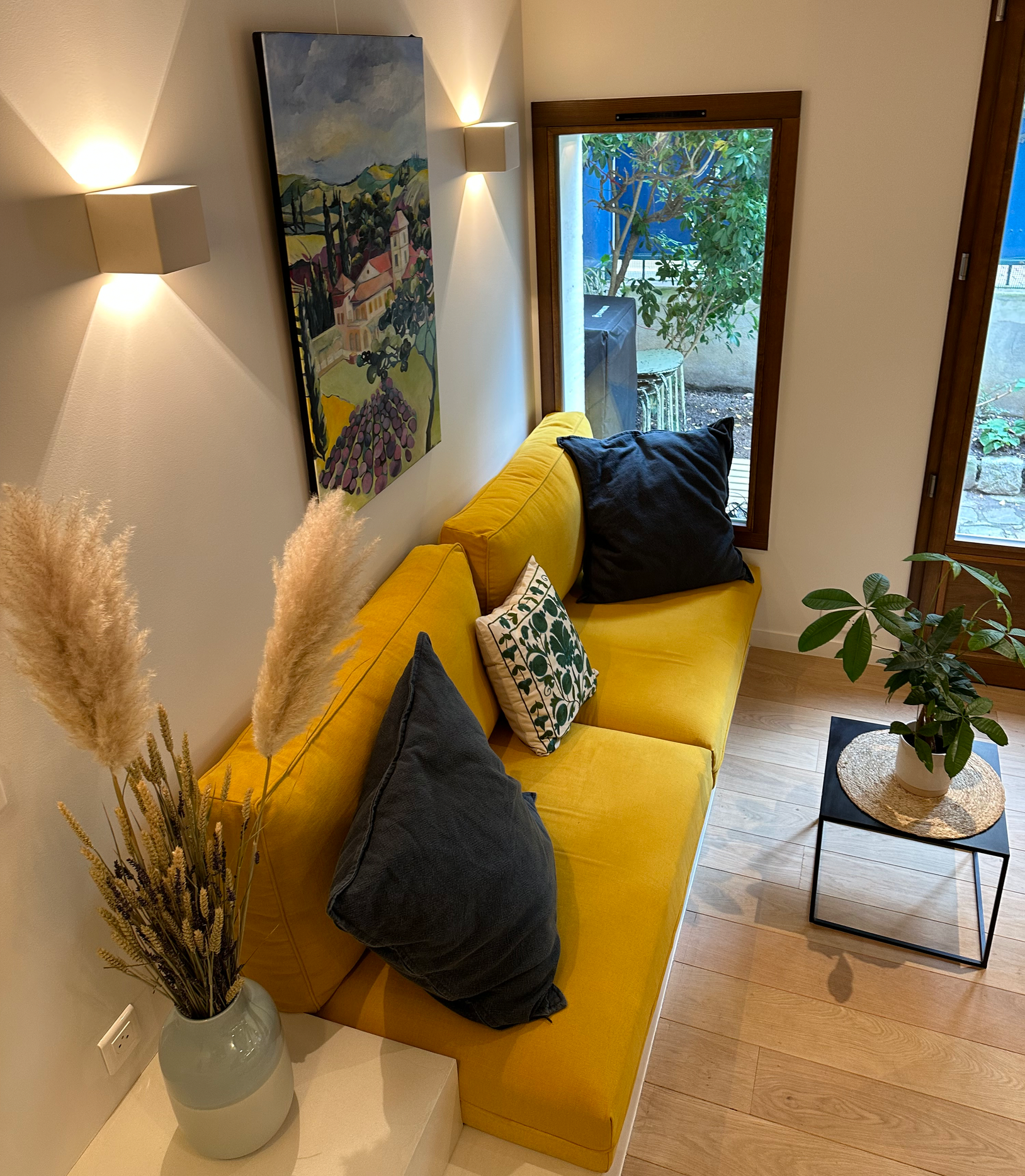 Coussin d'assise sur mesure jaune moutarde pour une banquette sous une fenêtre de salon.