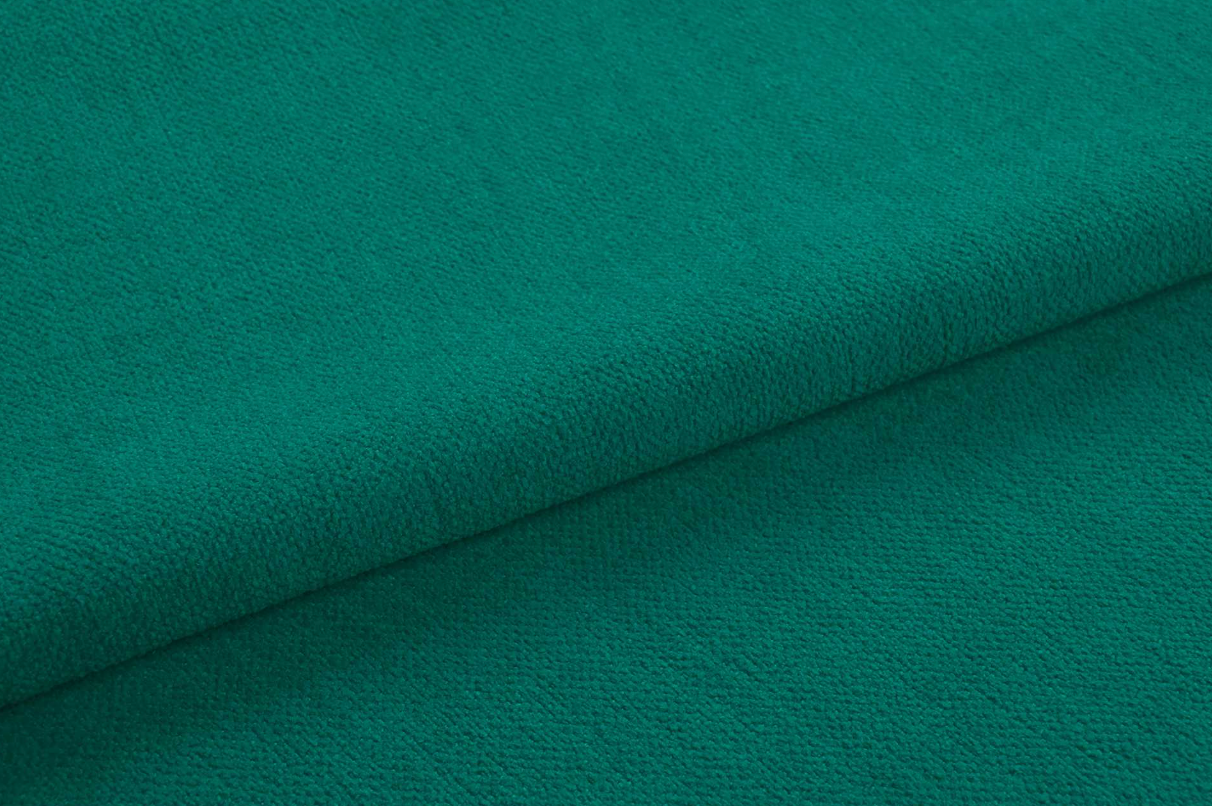 Échantillon de tissu d'intérieur vert émeraude avec un tissage fin et une texture légèrement grainée.